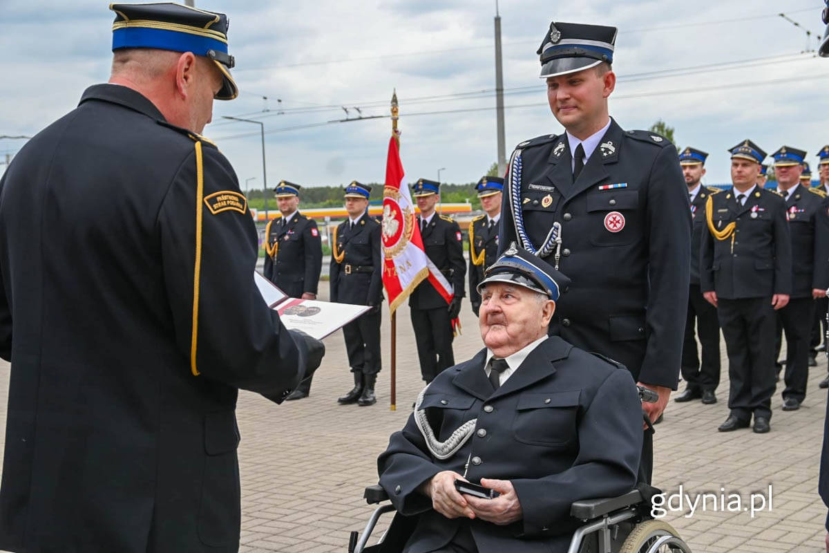 Przyznanie Medalu Honorowego im. Bolesława Chomicza dh Józefowi Kowalskiemu.