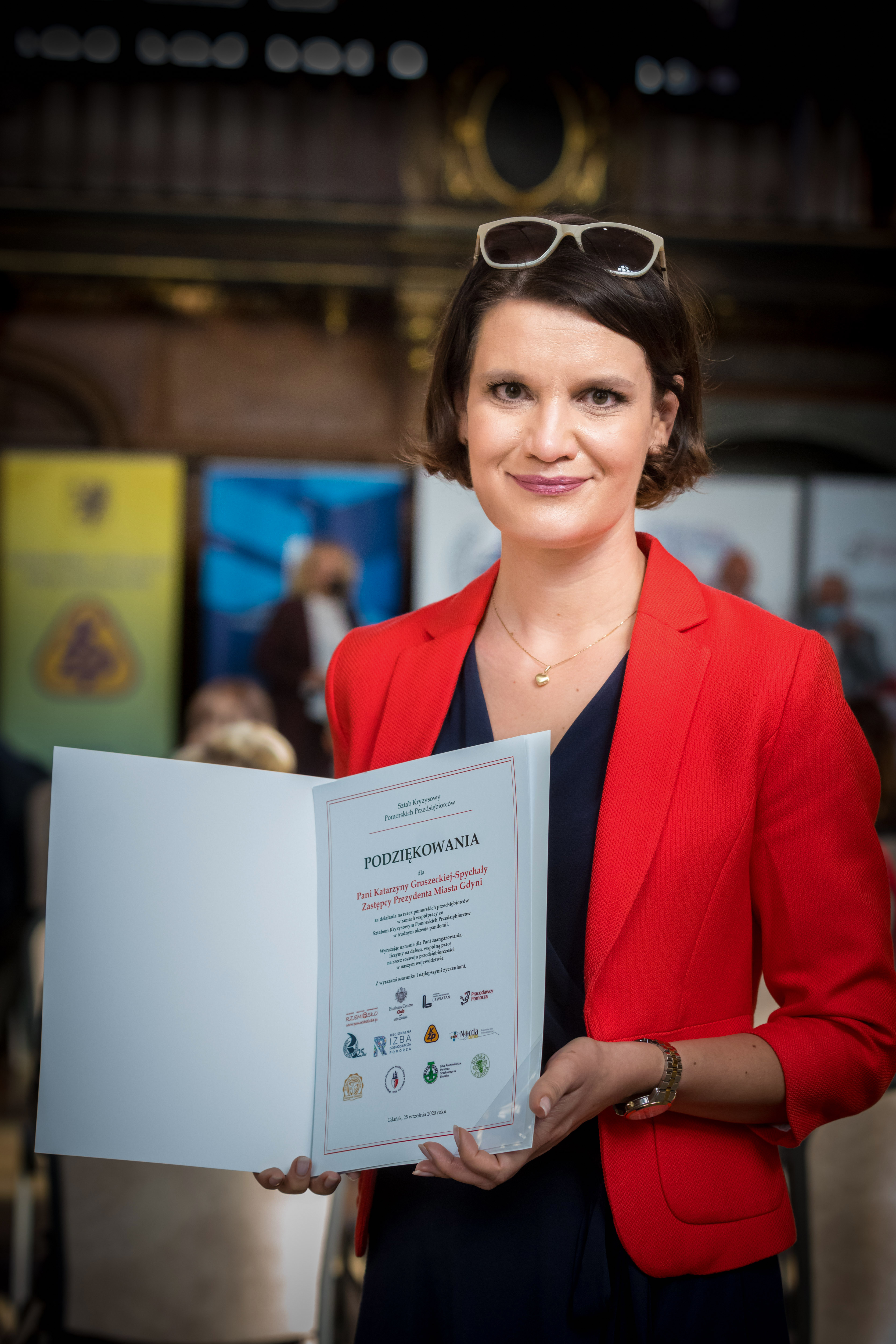 Katarzyna Gruszecka-Spychała, wiceprezydent Gdyni ds. gospodarki z podziękowaniami od Sztabu Kryzysowego Pomorskich Przedsiębiorc&oacute;w, fot. Anna Rezulak