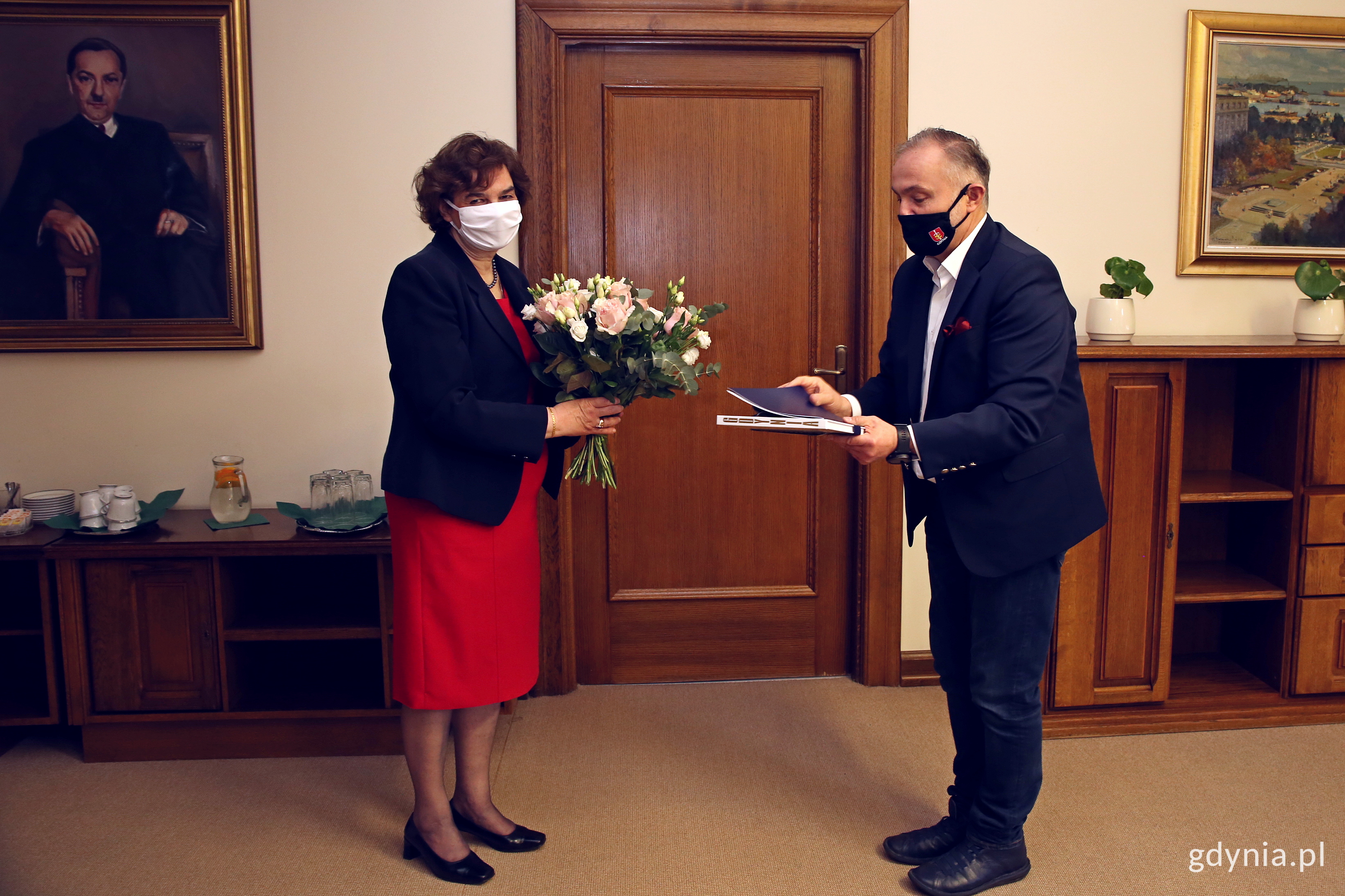 Halina Łukowska odbiera nagrodę od prezydenta Wojciecha Szczurka. // fot. Przemysław Kozłowski