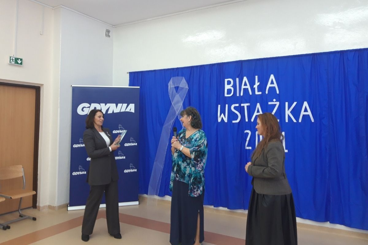 uśmiechnięta dojrzała kobieta otrzymuje statuetkę