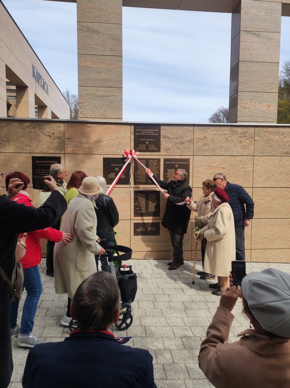 Prezydent Wojciech Szczurek i rodziny upamiętnionych odsłaniają tablice memoratywne na Cmentarzu Witomińskim // fot. materiały prasowe