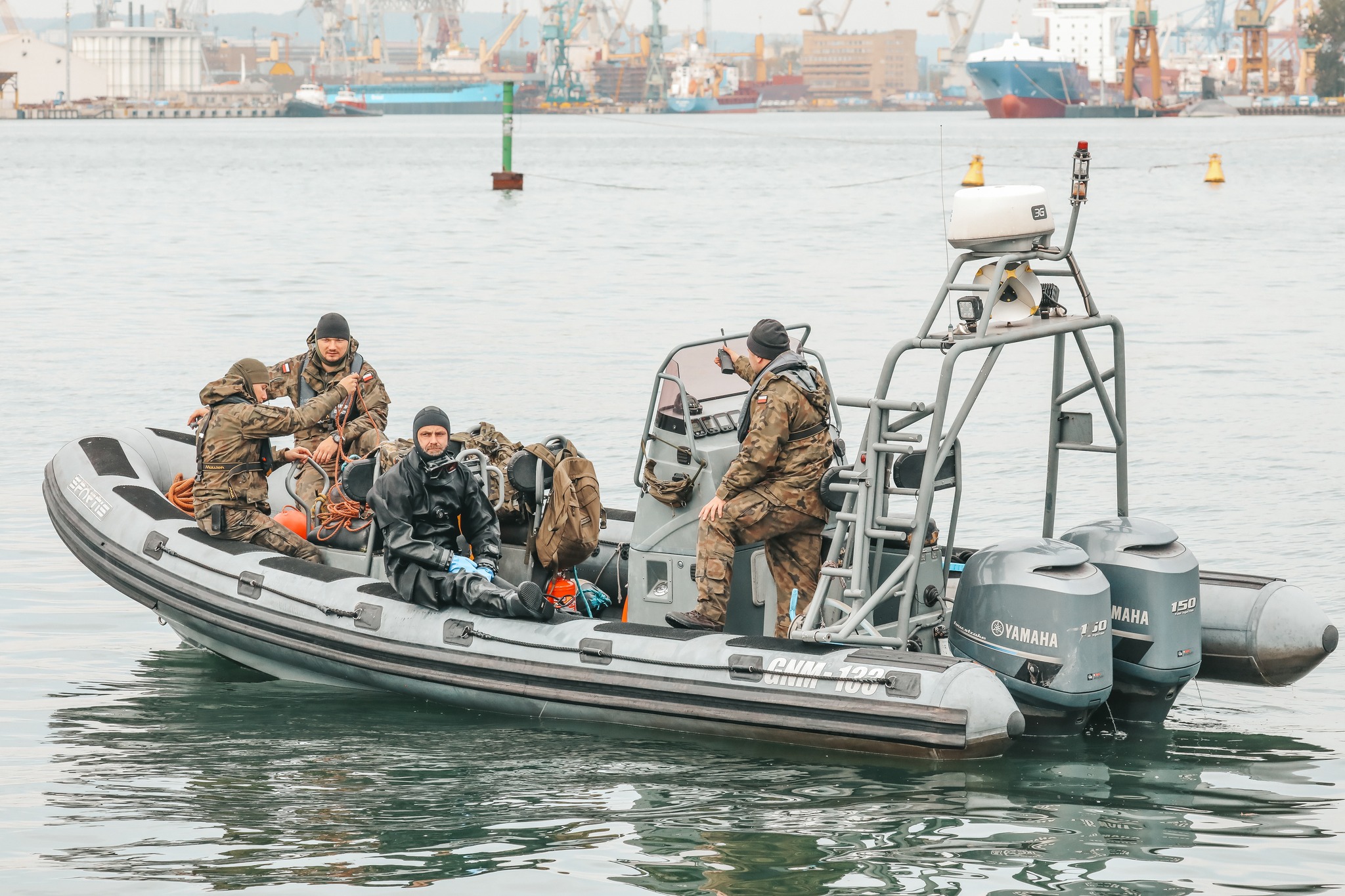 Nurkowie minerzy na pontonie podczas neutralizacji niewybuch&oacute;w w Gdyni // fot. Marynarka Wojenna RP