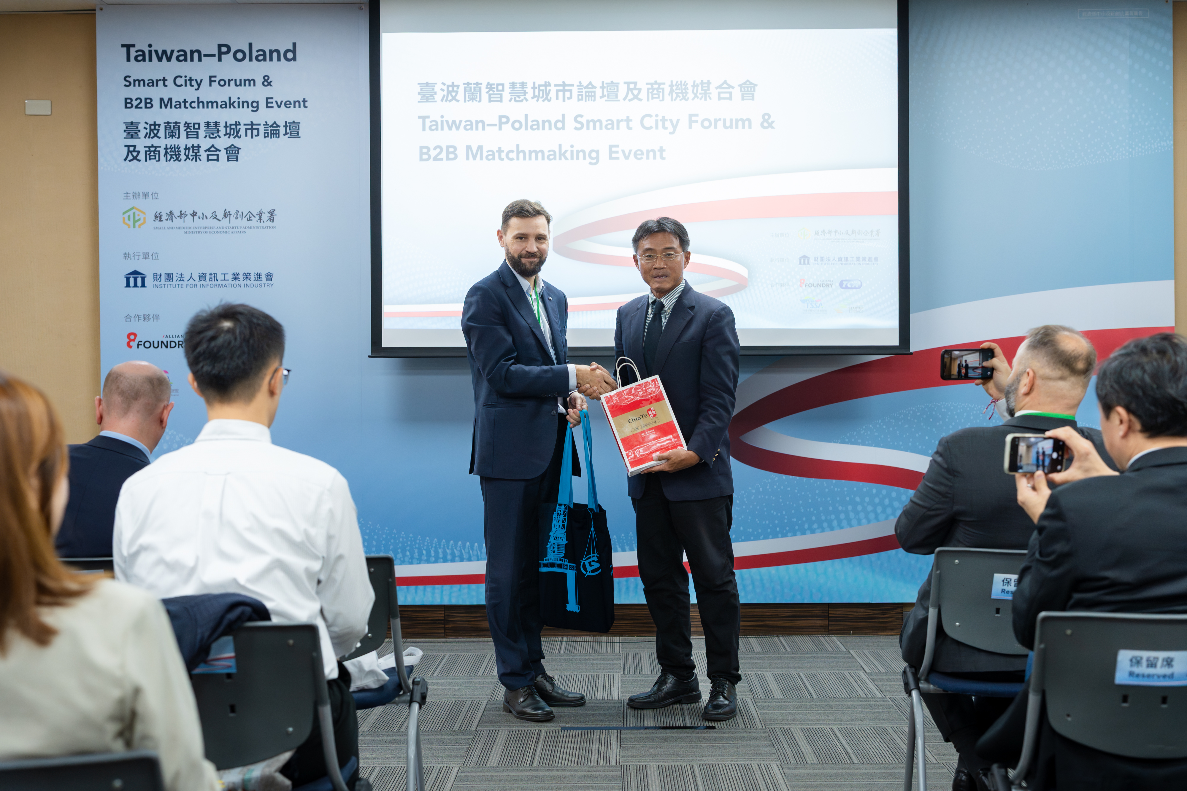 Wymiana podarunk&oacute;w podczas wizyty w&nbsp;Kaohsiung. Na zdj. m.in. dyrektor ZMPG Adam Hoppe