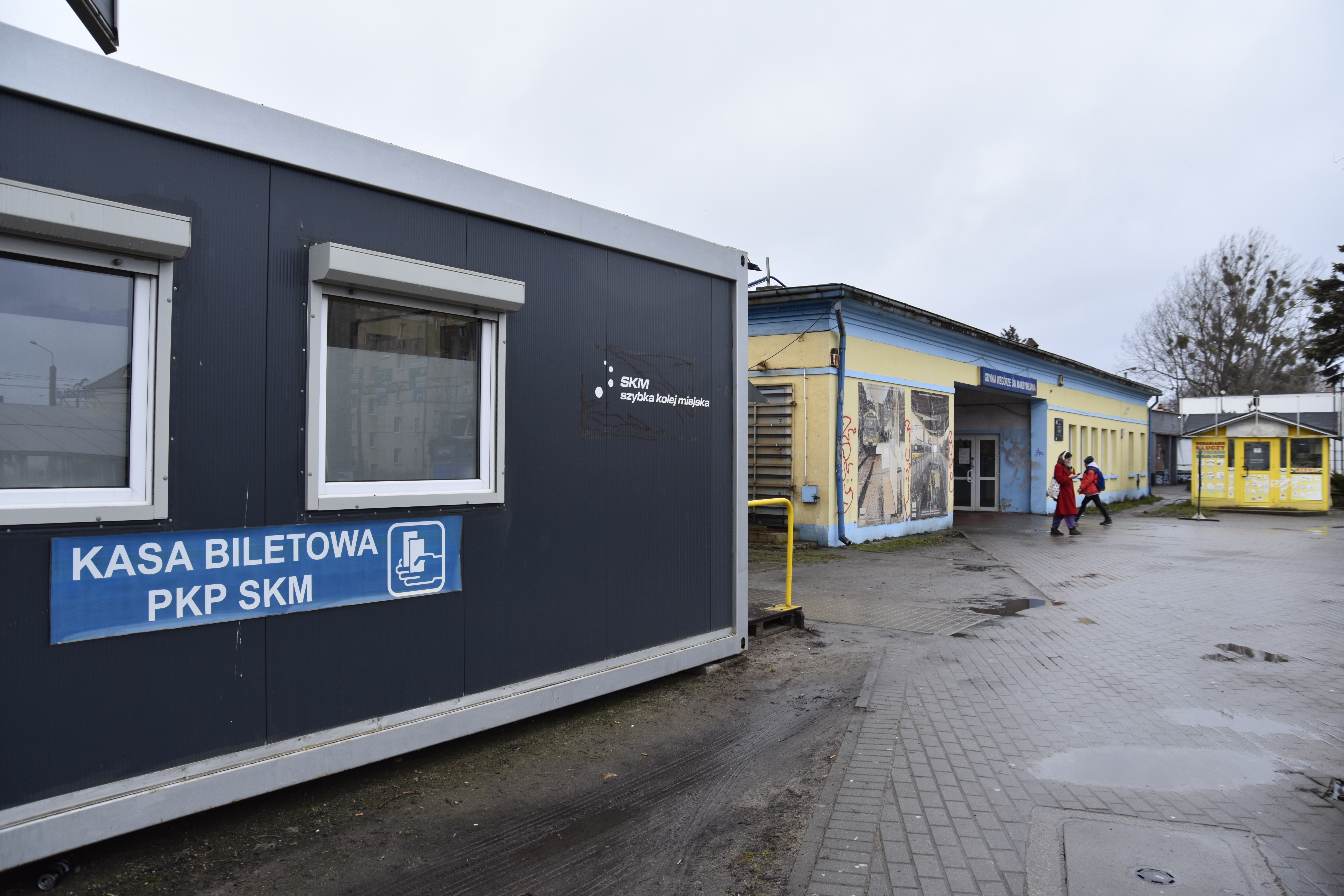 Obecnie sprzedaż bilet&oacute;w odbywa się w tymczasowym kontenerze obok budynku, w kt&oacute;rym wcześniej mieściły się kasy biletowe, fot. Sławomir Okoń