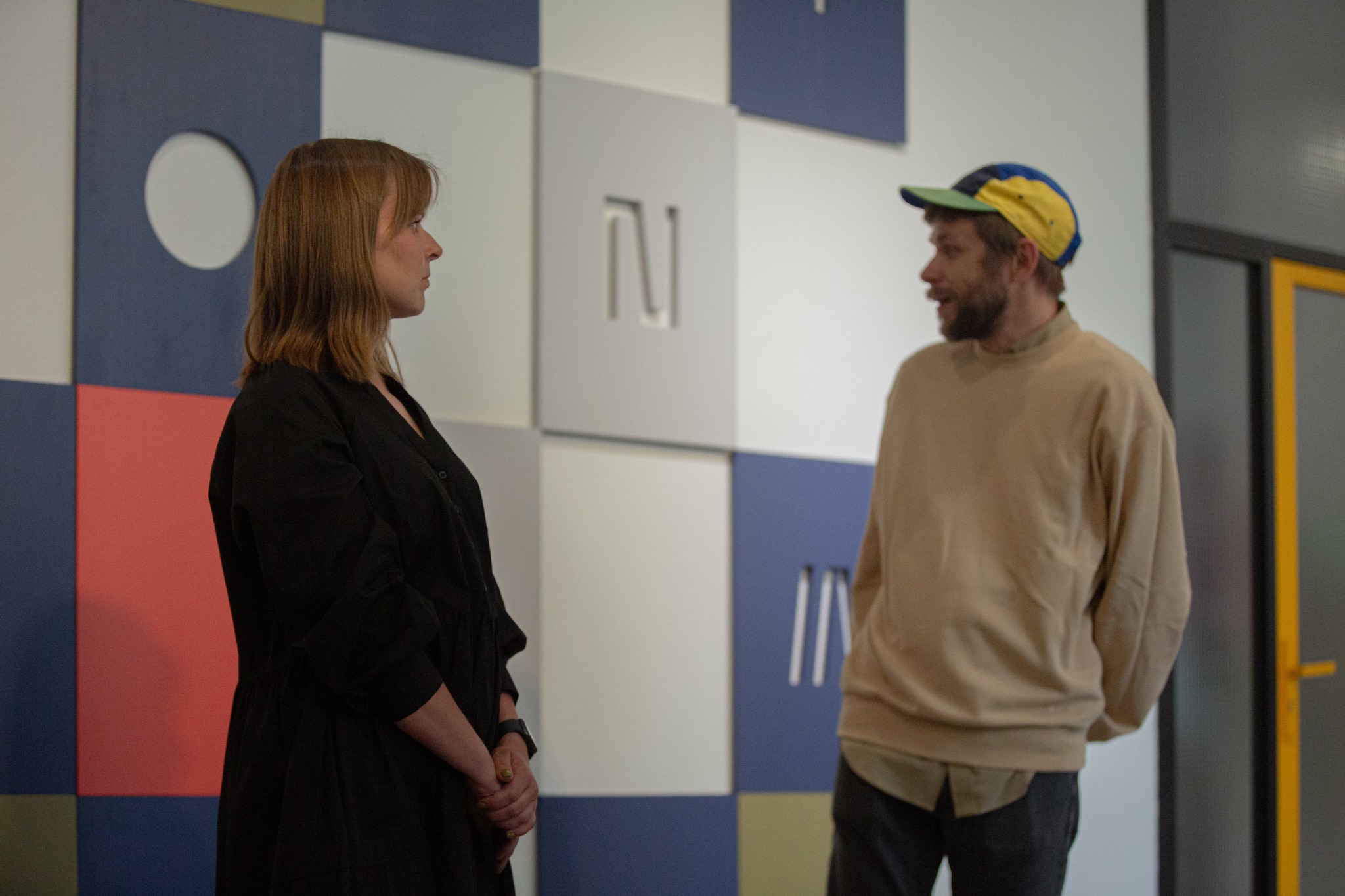 Galeria Traffic Design przy Żeromskiego, na ścianie kolorowa instalacja, stoją kobieta i mężczyzna