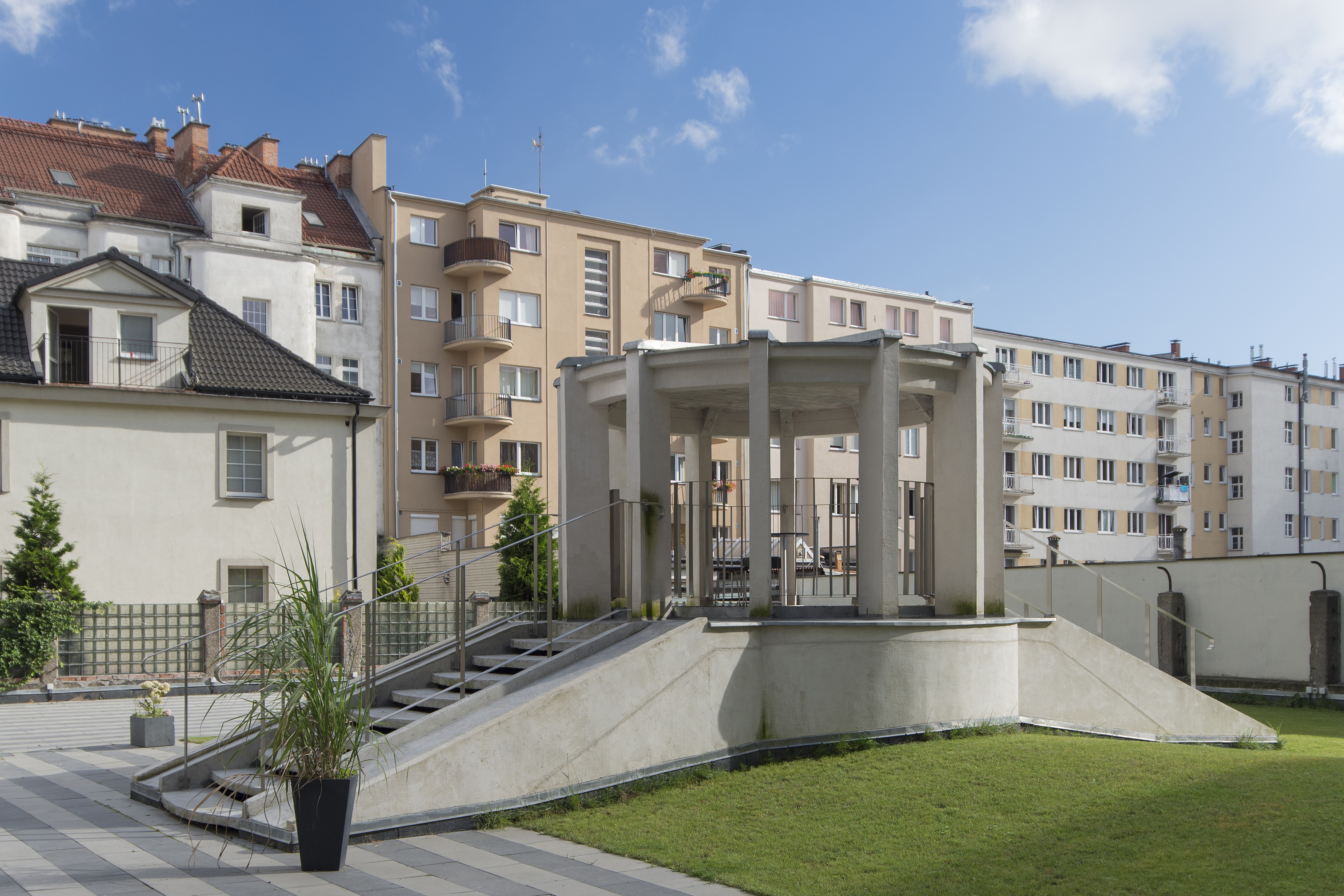 Żelbetowa wiata-altana na podw&oacute;rzu budynku przy ul. 3 Maja 27-31, doświetlająca i wentylująca garaż podziemny, unikatowa w skali og&oacute;lnopolskiej, kt&oacute;ra nie została wykończona z uwagi na wybuch wojny i została dopiero odrestaurowana i wykończona w 2015 r. ze środk&oacute;w gminy. 