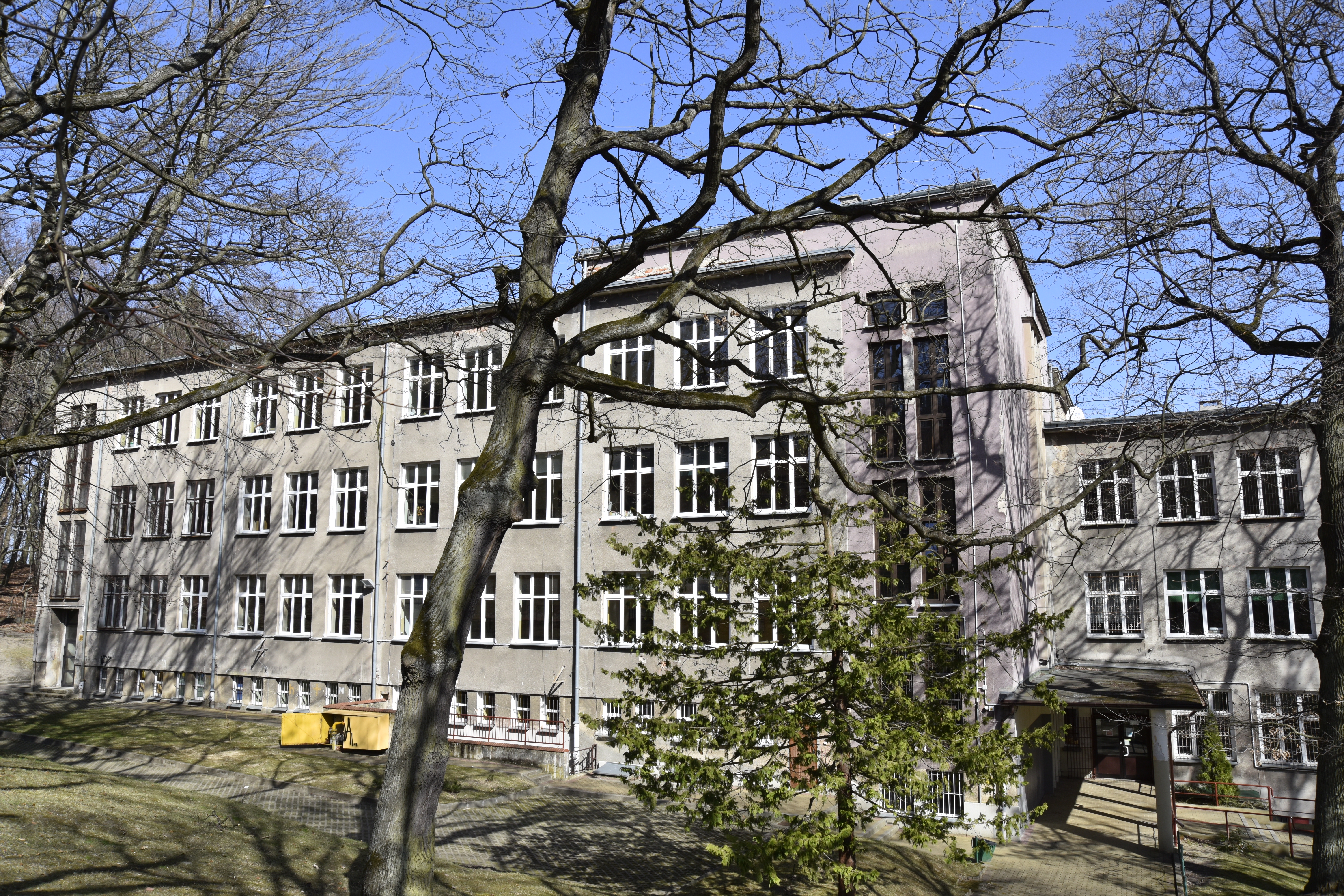 Budynek II Liceum Ogólnokształcącego zyska odnowioną elewację, ale przede wszystkim zoszczędzi setki tysięcy zlotych, fot. Sławomir Okoń