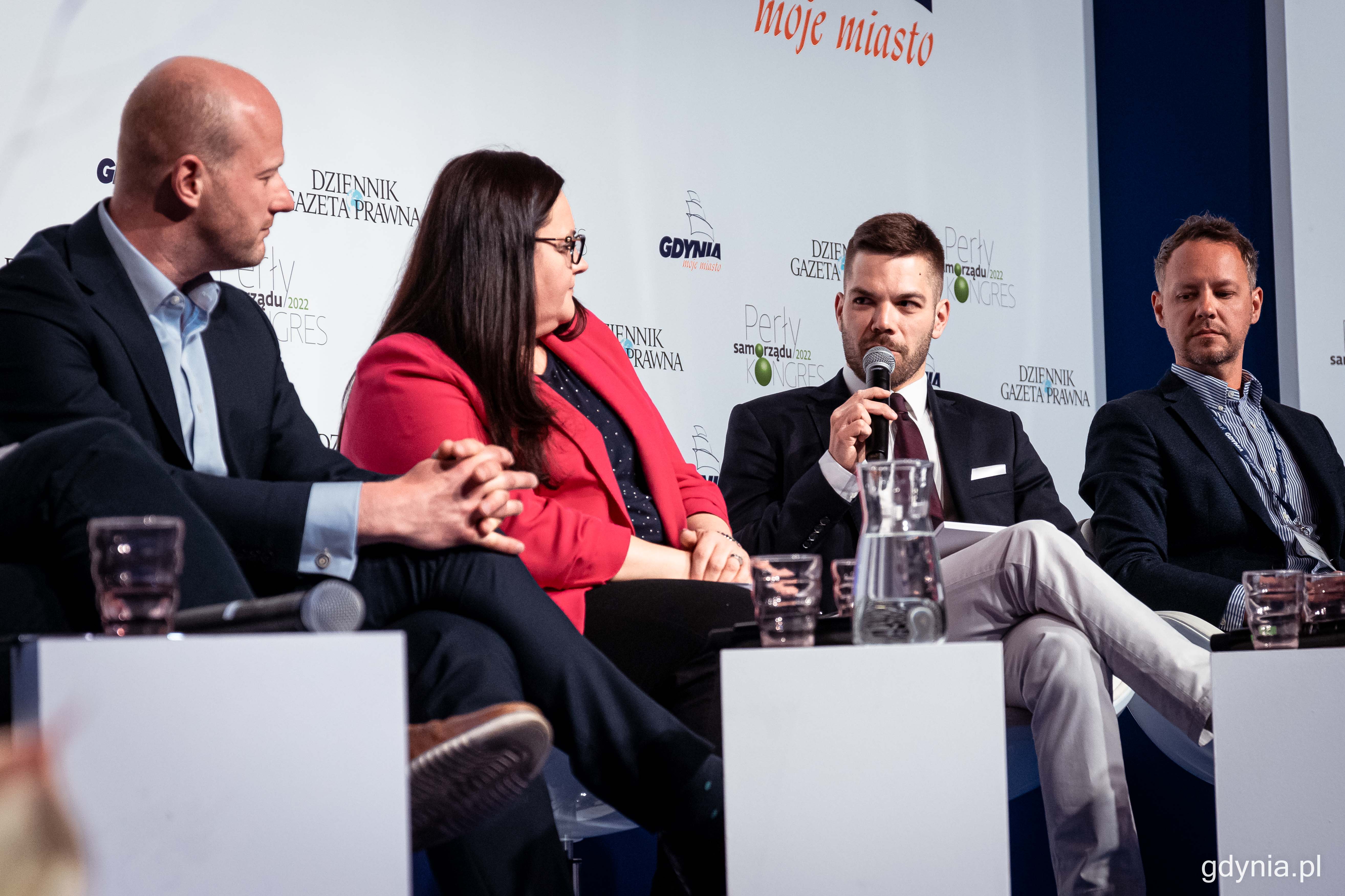 Uczestnicy debaty &bdquo;Jak samorząd ma mądrze poradzić sobie z szansą, jaką jest smart city&rdquo;. Pierwszy z lewej: Bartosz Bartoszewicz - wiceprezydent Gdyni ds. jakości życia // fot. Kamil Złoch