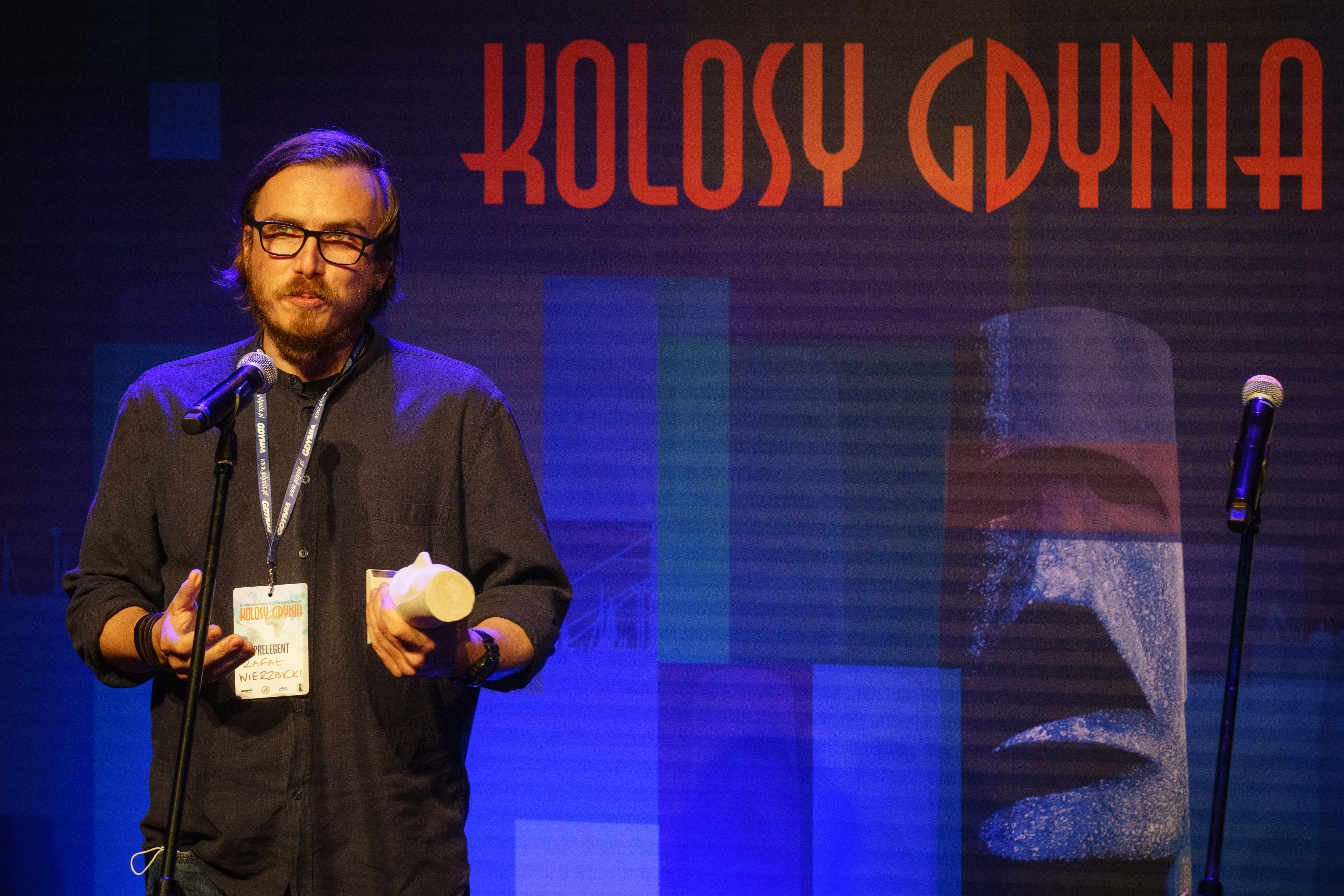 Rafał Wierzbicki ze statuetką w ręku m&oacute;wi do mikrofonu // fot. Anna Rezulak