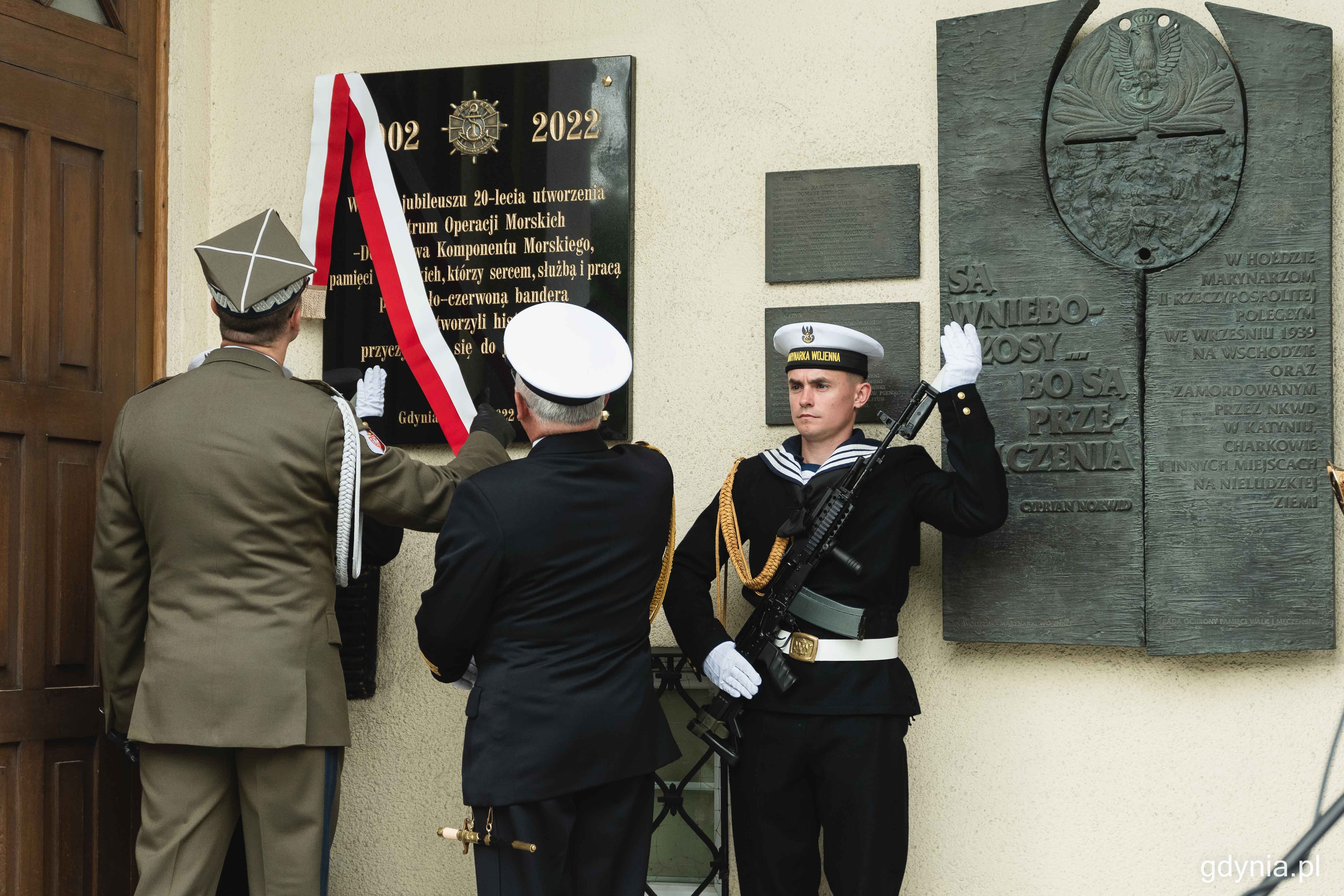 gen. broni Tomasz Piotrowski - dow&oacute;dca operacyjny rodzaj&oacute;w sił zbrojnych oraz wiceadm. Krzysztof Jaworski - dow&oacute;dca Centrum Operacji Morskich - Dow&oacute;dztwa Komponentu Morskiego odsłaniają tablicę pamiątkową na fasadzie budynku przy ul. Waszyngtona 44 // fot. Kamil Złoch
