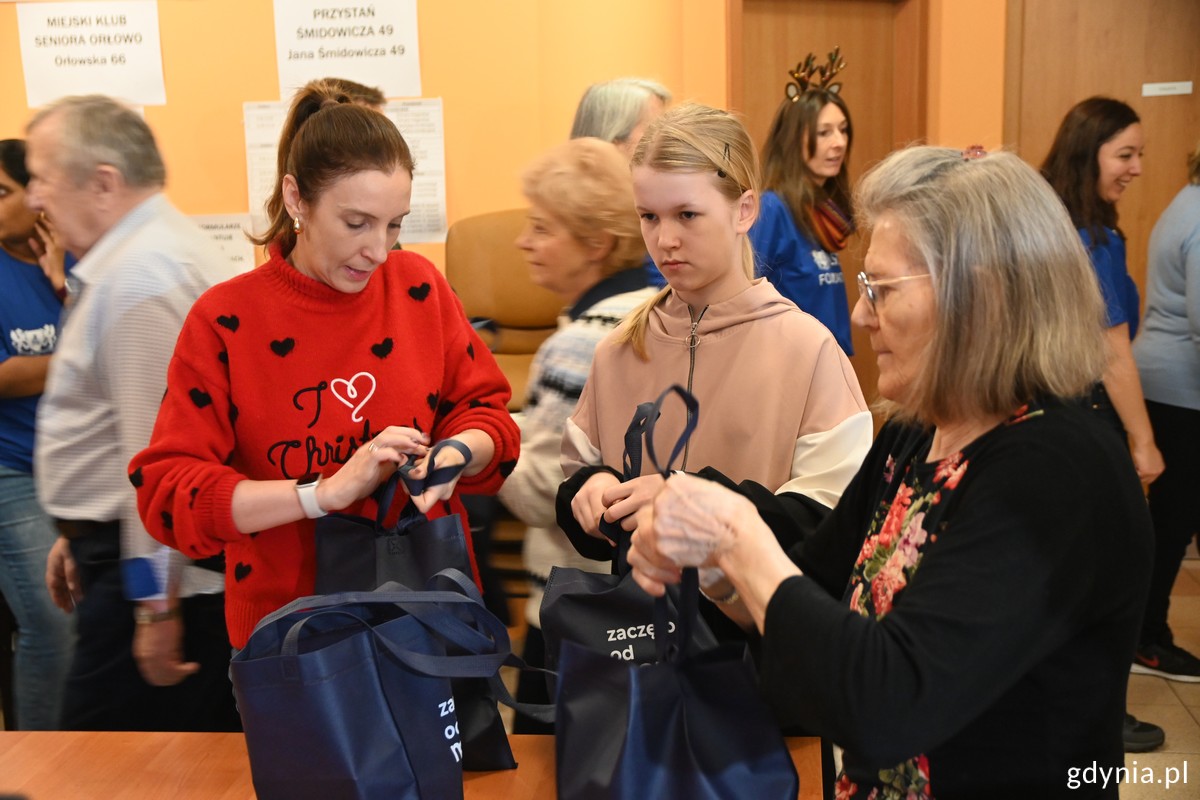 W przygotowaniu paczek pomagali wolontariusze, seniorzy i harcerze