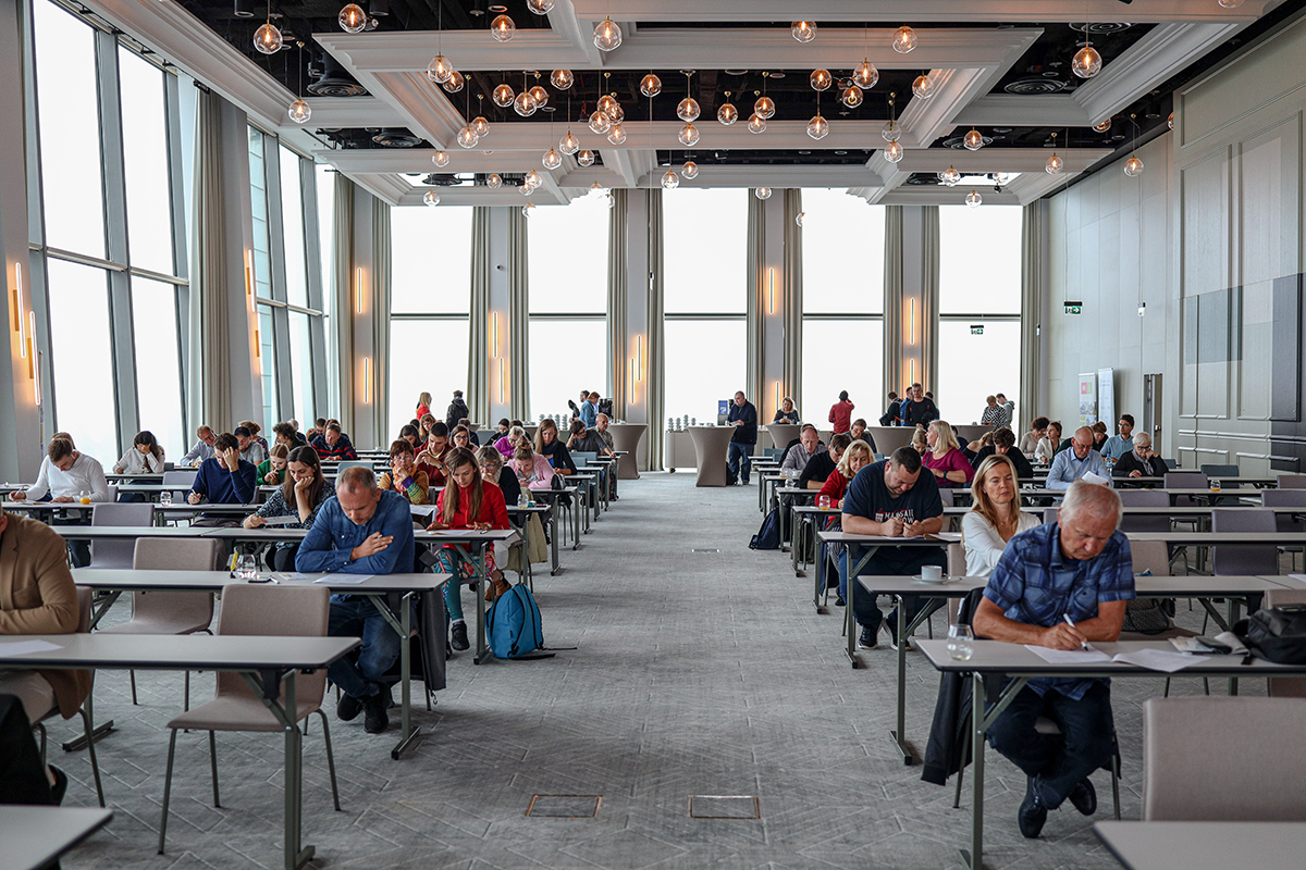 Uczestnicy testu na 34. piętrze najwyższego na Pomorzu budynku Olivia Star. Źr&oacute;dło: OMGGS