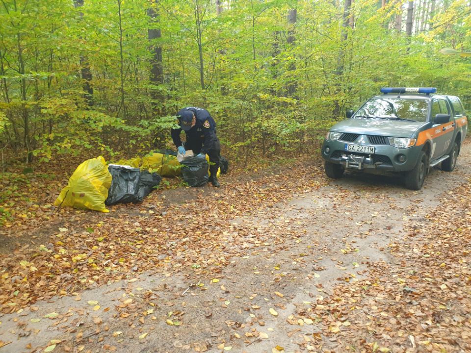 Nielegalne wysypisko w gdyńskim lesie, fot. Straż Miejska w Gdyni