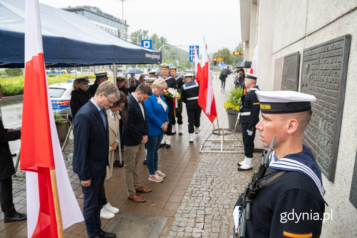 Wiceprezydent Gdyni Rafał Geremek,&nbsp;wiceprzewodnicząca Rady Miasta Gdyni &ndash; Mariola Śrubarczyk-Cichowska, wiceprezydent Gdyni Maciej Zielonka oraz radna, Rady Miasta Gdyni &ndash; Teresa Bysewska oddali hołd ofiarom ludob&oacute;jstwa.