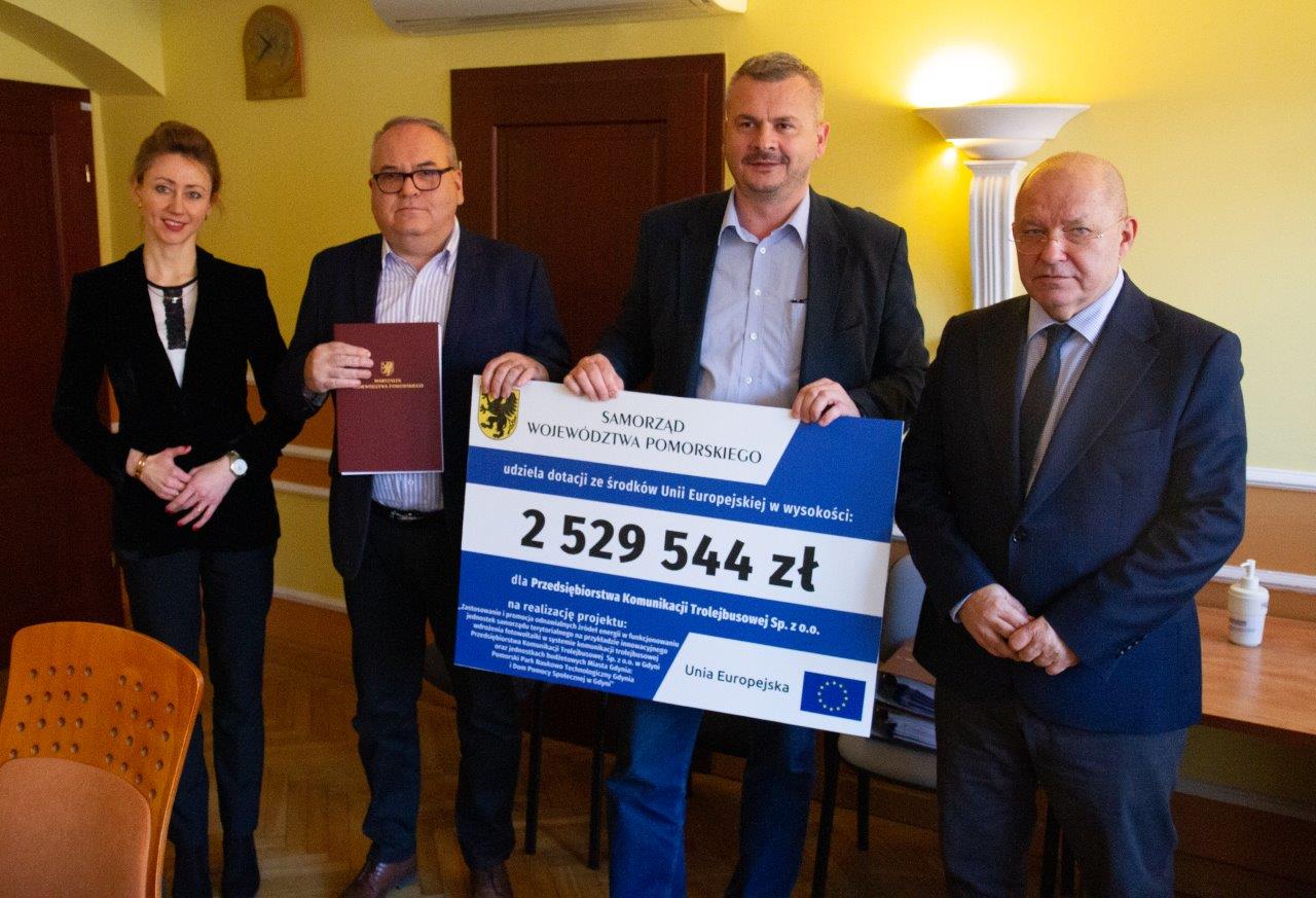 Przedstawiciele PKT w Gdyni odbierają symboliczny czeka na 2,5 miliona złotych od członkini zarządu wojew&oacute;dztwa pomorskiego, Agnieszki Kapały-Sokalskiej i wicemarszałka Wiesława Byczkowskiego, fot. mat. prasowe Urzędu Marszałkowskiego Wojew&oacute;dztwa Pomorskiego