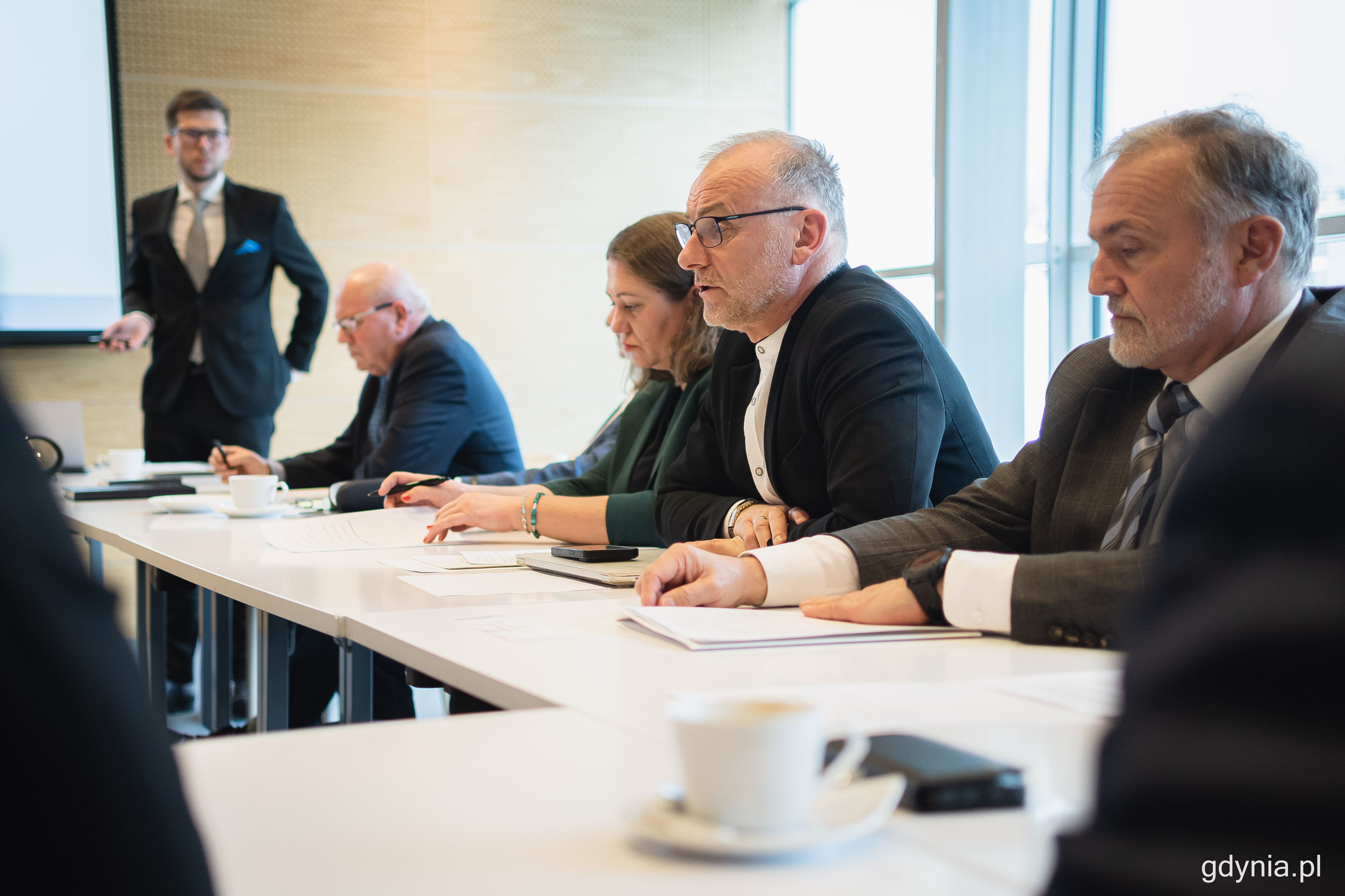 Posiedzenie rady OMGGS - wiceprezydent Gdyni Michał Guć (z lewej) i prezydent Gdyni Wojciech Szczurek (z prawej), kt&oacute;ry pełni jednocześnie rolę prezesa rady OMGGS, fot. Kamil Złoch