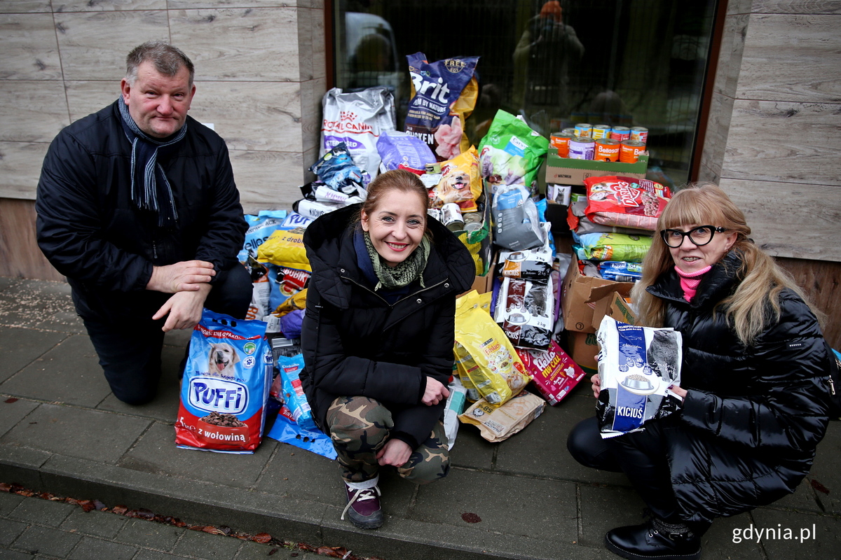 Jarosław Kłodziński, Joanna Janiak i Janina Wasylka z przywiezionymi darami. Fot. Przemysław Kozłowski