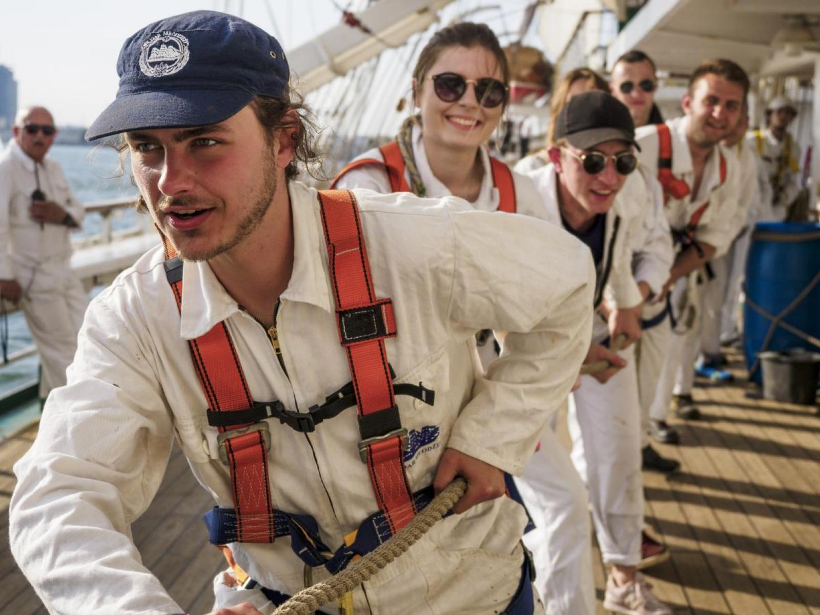 Studenci podczas praktyk na pokładzie&nbsp;&bdquo;Daru Młodzieży&rdquo; 