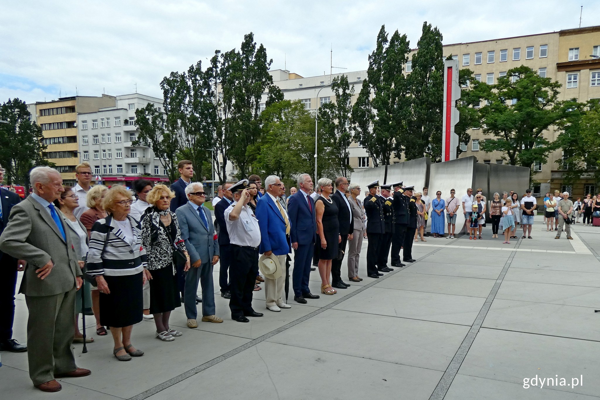 Uroczystości z okazji 77. rocznicy wybuchu powstania warszawskiego odbyły się na skwerze Kościuszki. w pierwszym szeregu stoją uczestnicy i naoczni świadkowie tamtych wydarzeń, parlamentarzyści, samorządowcy i przedstawiciele Marynarki Wojennej. W tle pomnik Polski Morskiej i zgromadzeni przed nim mieszkańcy // fot. Magdalena Czernek
