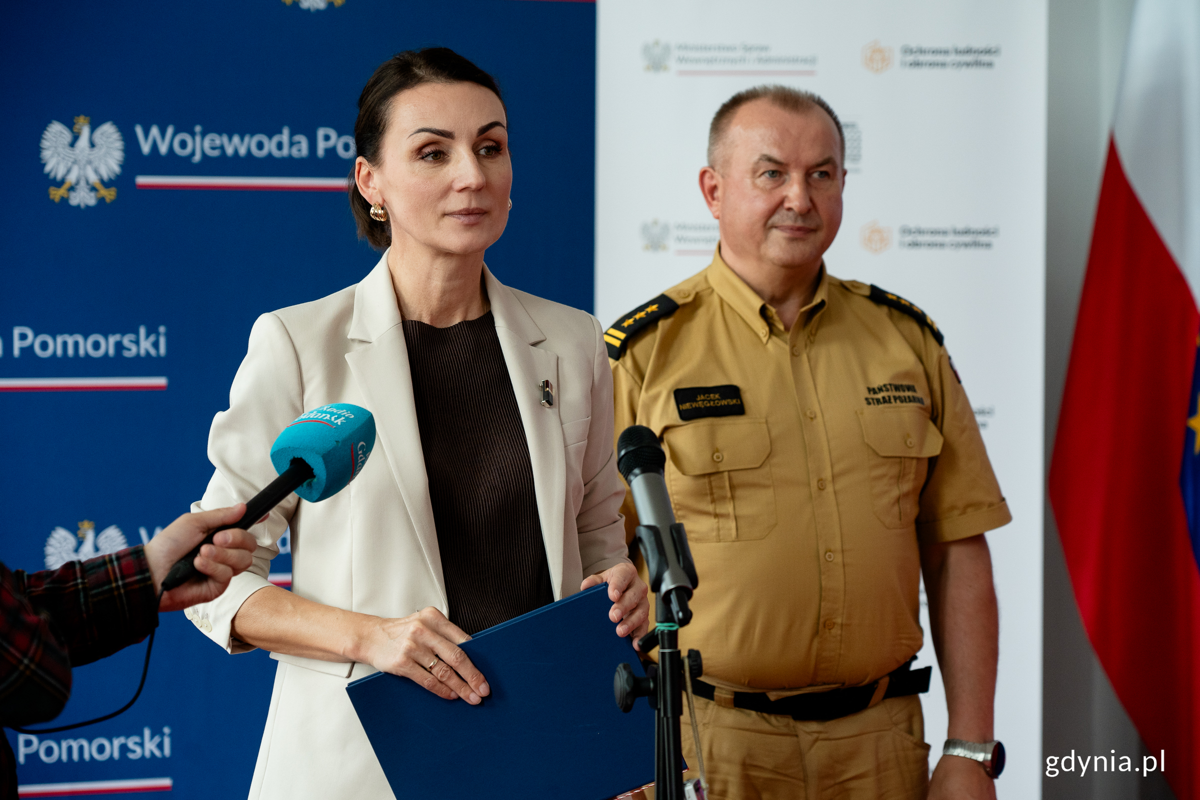 Przy mikrofonie stoją: Beata Rutkiewicz, wojewoda pomorska i st. bryg. Jacek Niewęgłowski, pomorski komendant wojewódzki PSP 