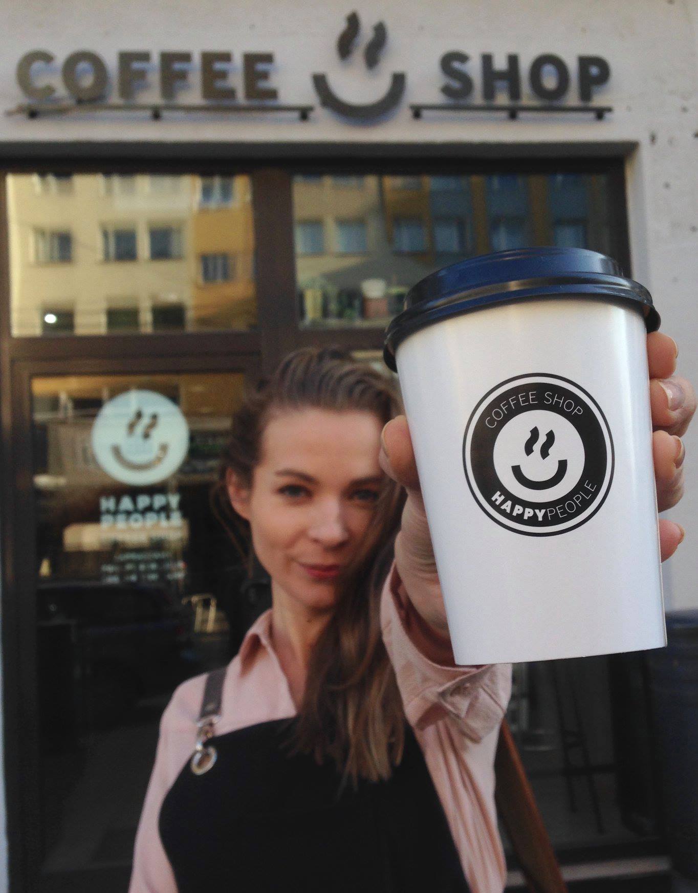 Uczestniczka jednej z wcześniejszych edycji projektu, Anna Małkowska przed swoim coffee shopem Happy People w Gdyni, fot. facebook.com/coffeeshop.happypeople