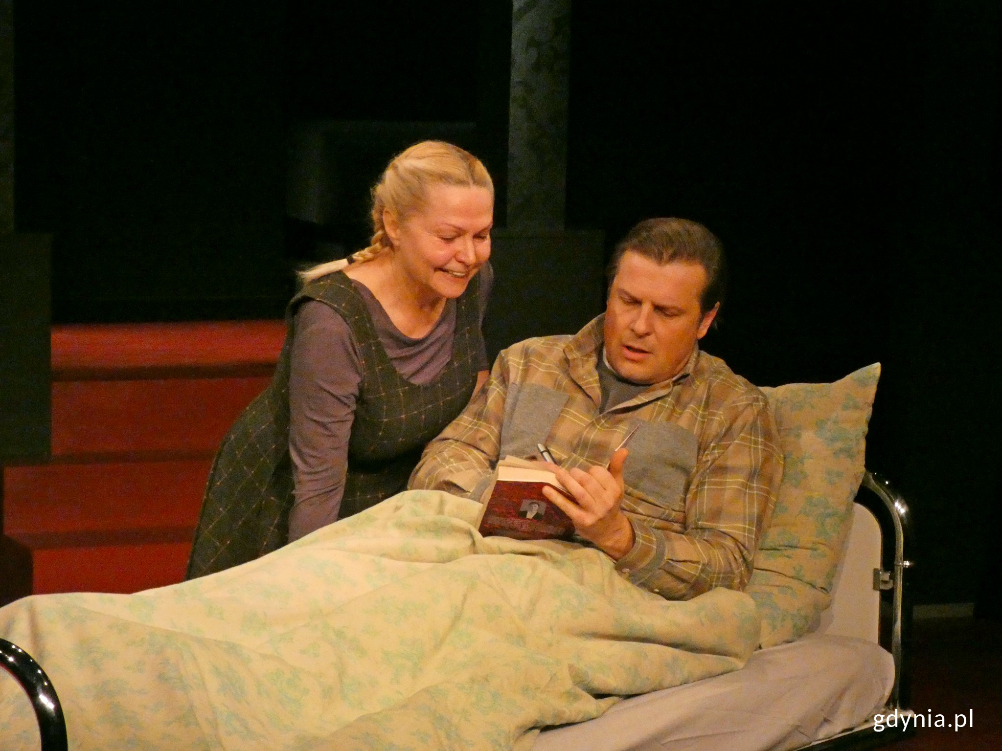 Dorota Lulka jako Annie Wilkes oraz Szymon Sędrowski jako Paul Sheldon w spektaklu "Misery" // fot. Magdalena Czernek