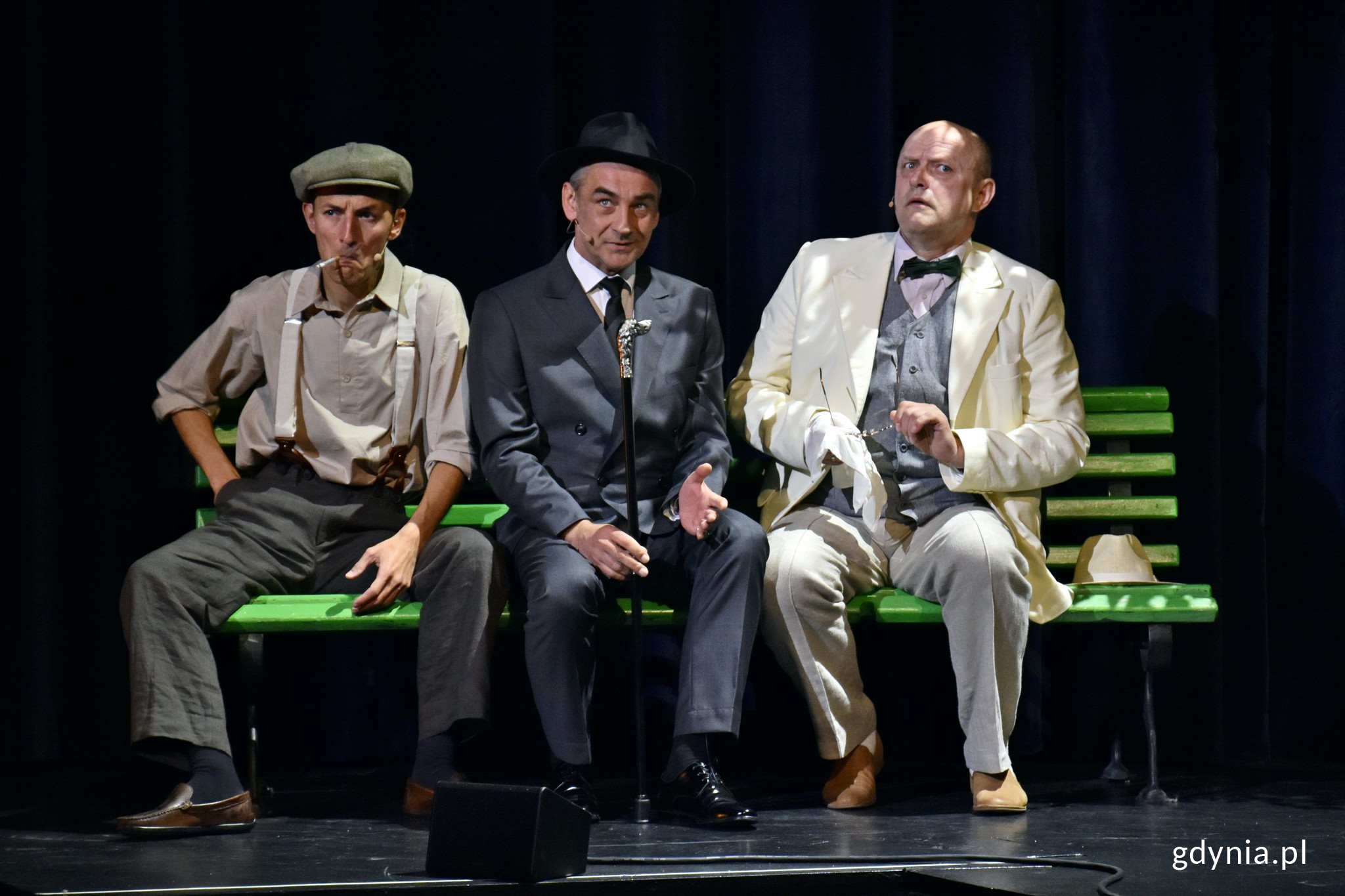 Scena zbiorowa w spektaklu Teatru Muzycznego w Gdyni - &bdquo;Mistrz i Małgorzata&rdquo;. W środku: Robert Gonera - odtw&oacute;rca roli Wolanda // fot. Magdalena Czernek