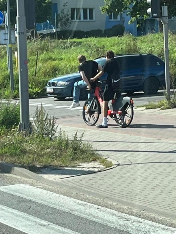 Obszar Metropolitalny Gdańsk-Gdynia-Sopot wprowadza kary za łamanie regulaminu korzystania z rowerów Mevo. Na zdjęciu niezgodne z regulaminem wykorzystanie roweru Mevo.