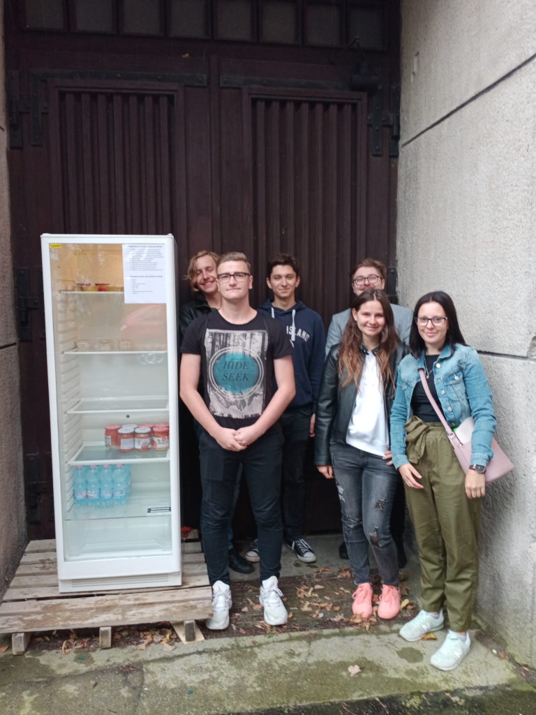 Inicjatorzy lod&oacute;wki społecznej tuż po realizacji swojego pomysłu, fot. www.gdynia.franciszkanie.pl