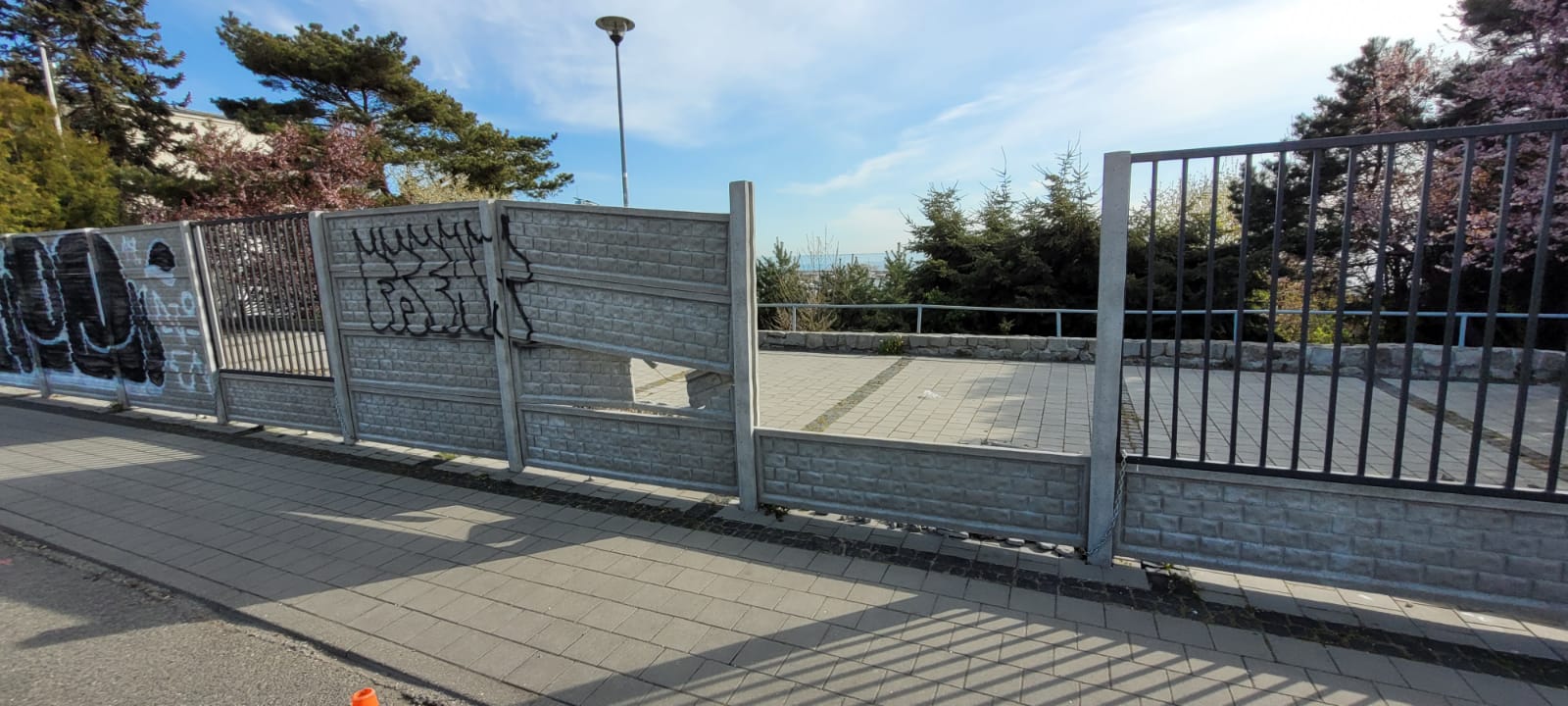 Betonowy płot przy ul. A. Mickiewicza na Kamiennej G&oacute;rze. Fot. Wdział Inwestycji