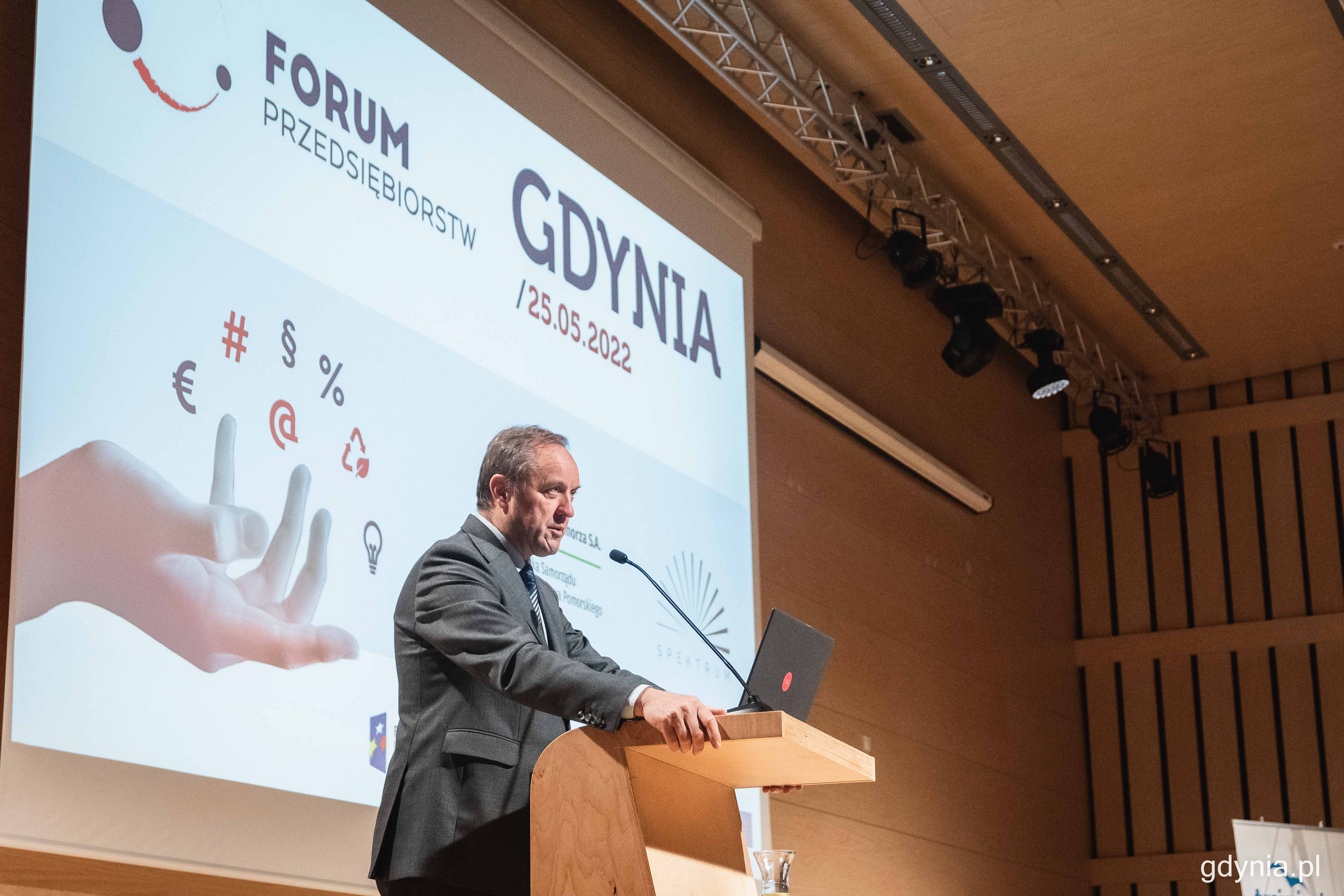 Marszałek wojew&oacute;dztwa pomorskiego, Mieczysław Struk powitał uczestnik&oacute;w i nakreślił najważniejsze czynniki, kt&oacute;re wpływają na sytuację gospodarczą w regionie, fot. Kamil Złoch