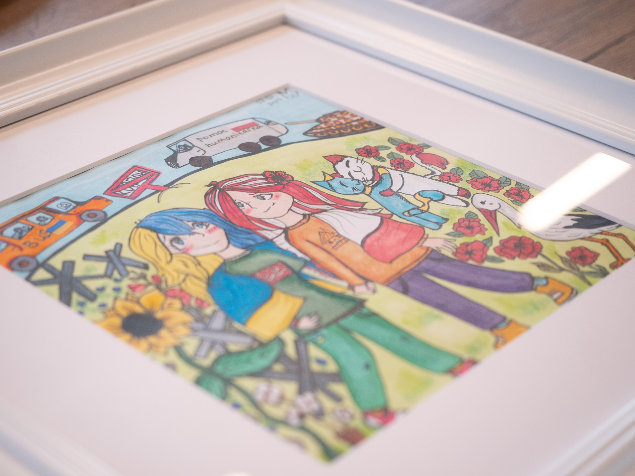 Praca Marty Hrytsaniuk, kt&oacute;rą otrzymał prezydent Gdyni Wojciech Szczurek. Przedstawia dwie kobiece postaci - Polskę i Ukrainę oraz symbole obu kraj&oacute;w // fot. Piotr Miszczyk