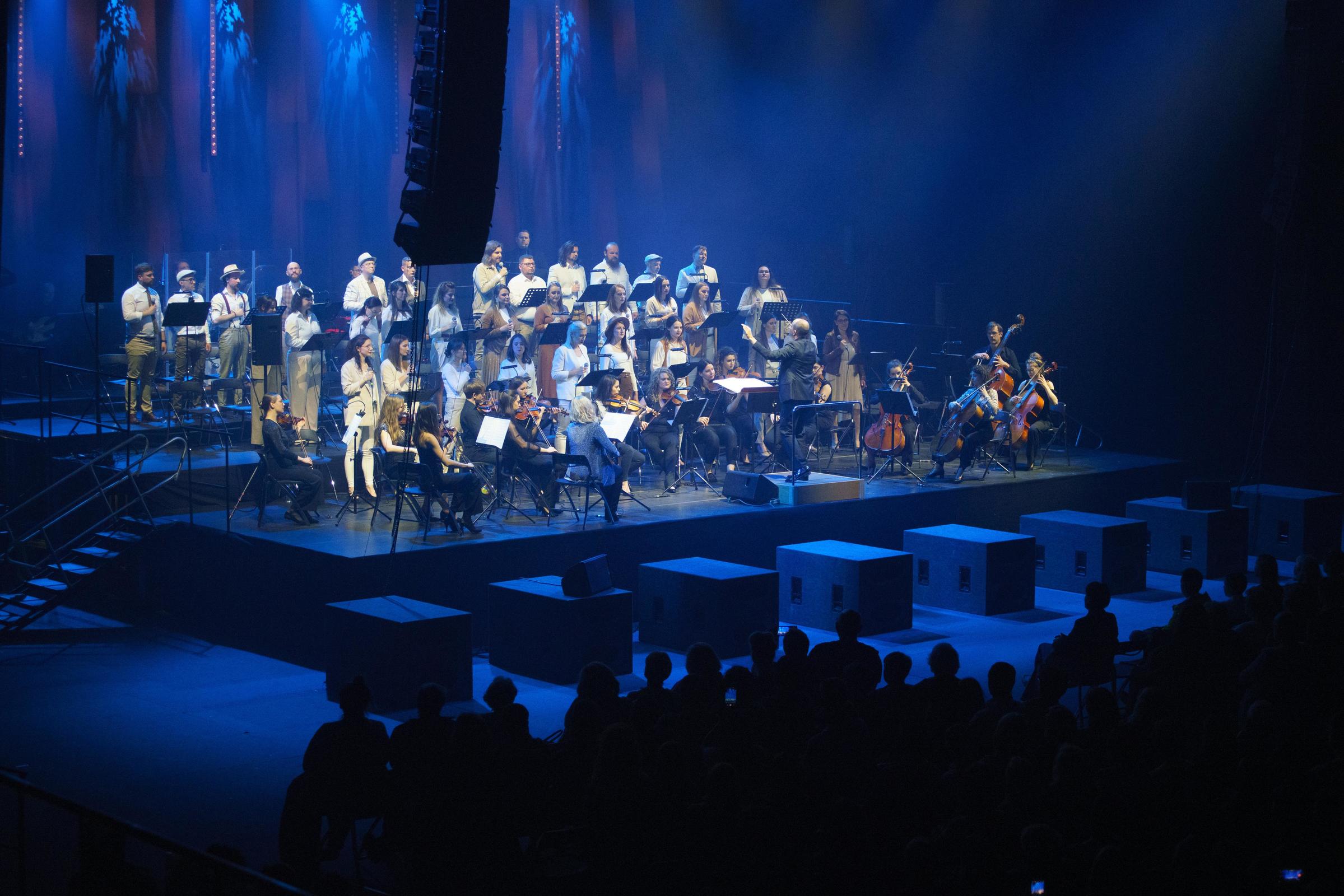 Orkiestra Kameralna Progress oraz ch&oacute;r &bdquo;Music Everywhere&rdquo; podczas koncertu &bdquo;Zacznij od Bacha: największe przeboje Zbigniewa Wodeckiego w nowych aranżacjach na ch&oacute;r i orkiestrę&rdquo;, kt&oacute;ry odbył się w ramach 26. edycji festiwalu Gdynia Classica Nova // fot. Anna Rezulak