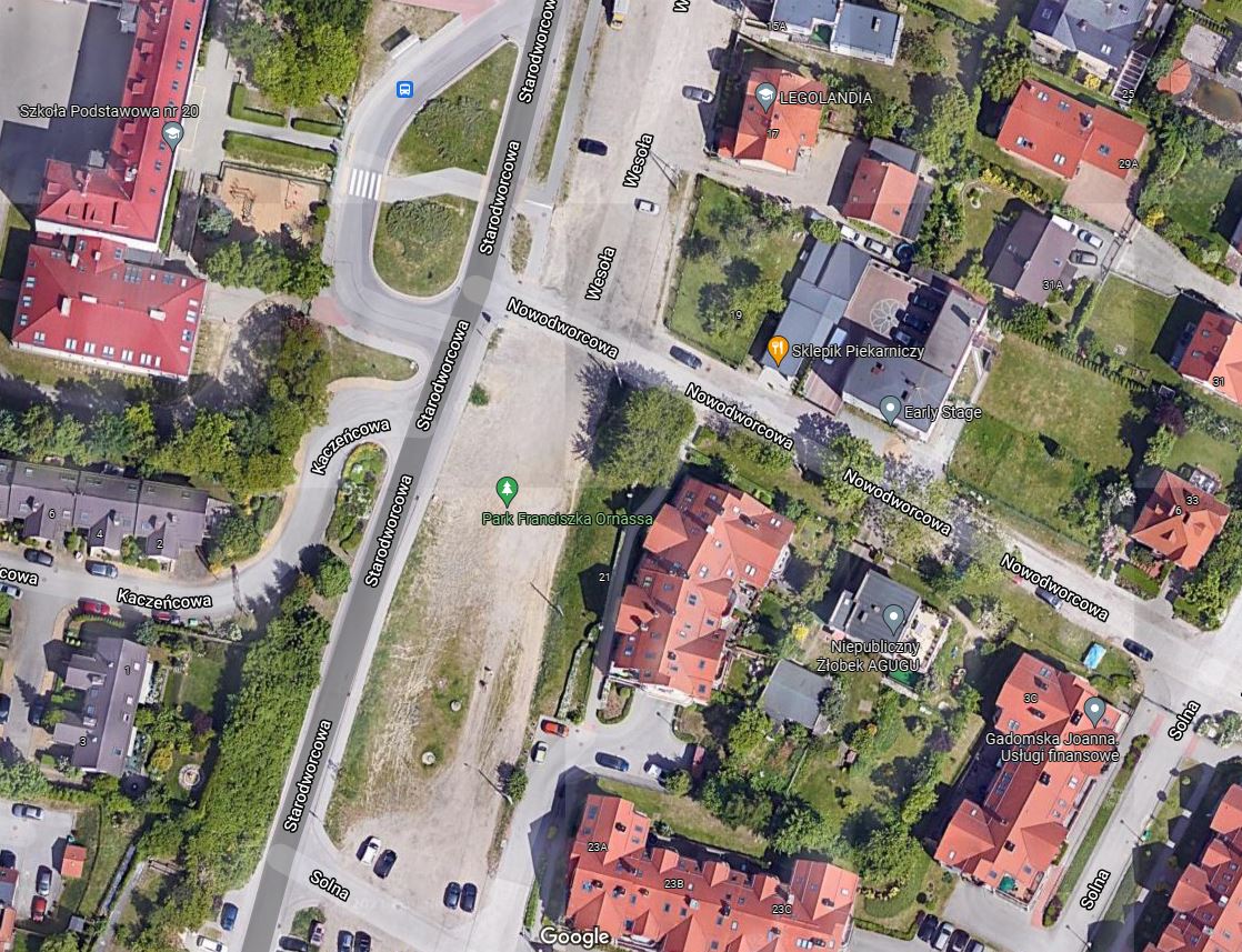 Skwer przy ul. Starodworcowej (od lewej): przed i po zmianie, fot. zrzut ekranu z Google Maps i Marcin Mielewski