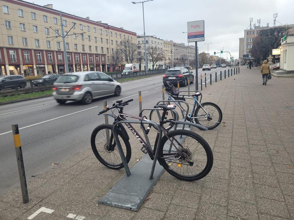 Prywatny rower przypięty do stacji Mevo. Fot. OMGGS