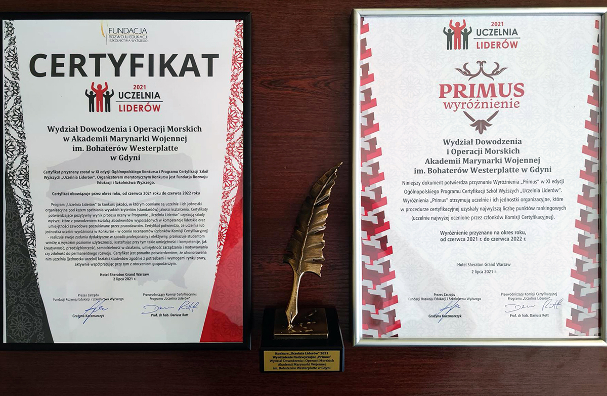 Certyfikat Uczelni Liderów 2021 oraz wyróżnienie nadzwyczajne „Primus” w konkursie „Uczelnia Liderów” dla Wydziału Dowodzenia i Operacji Morskich Akademii Marynarki Wojennej. Źródło: amw.gdynia.pl