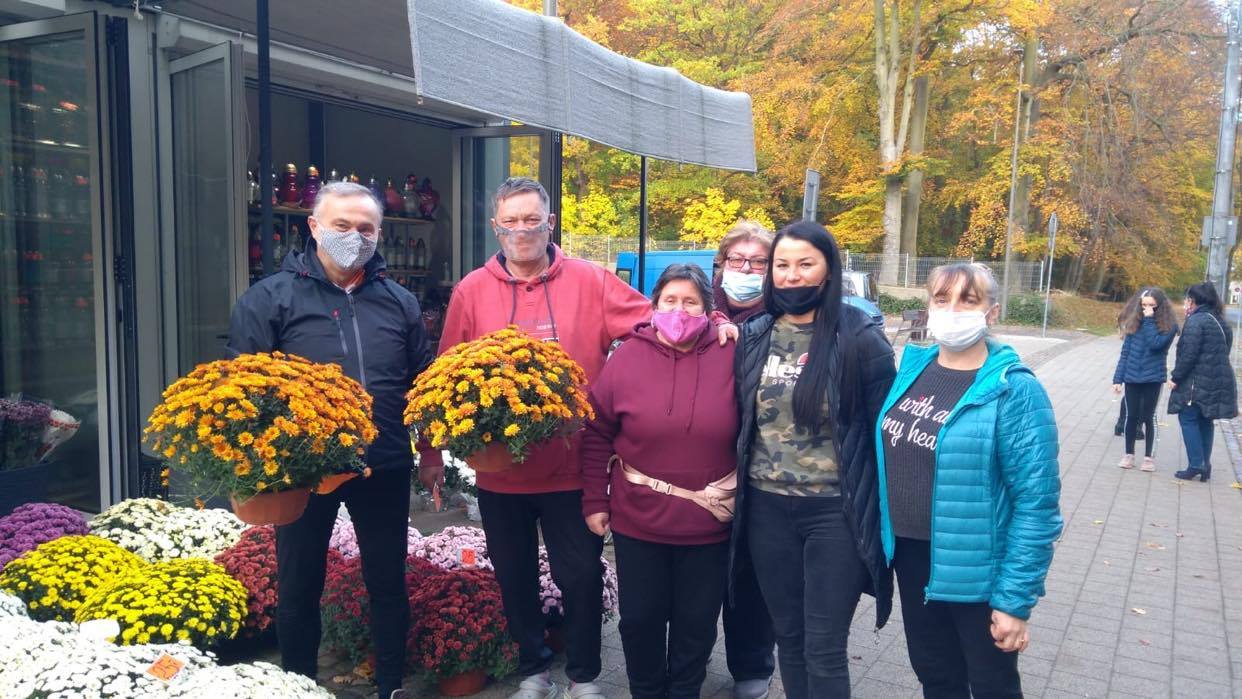 Prezydent Gdyni solidaryzuje się z gdyńskimi sprzedawcami, na zdj. (pierwszy z lewej) w czasie zakup&oacute;w przy witomińskim cmentarzu, arch. własne