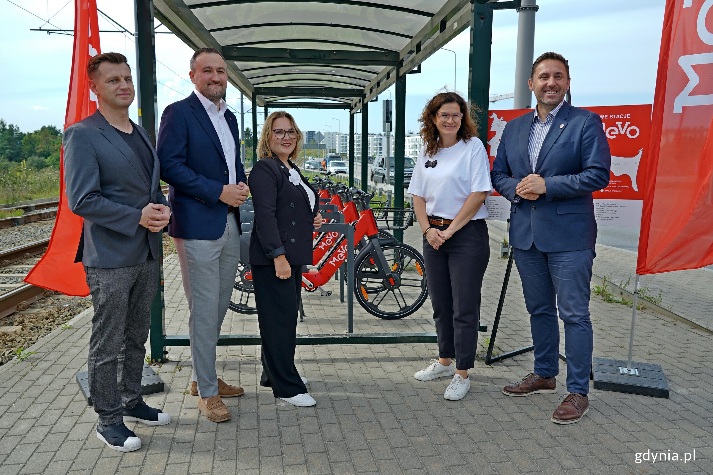 Od prawej: Piotr Borawski &ndash; zastępca prezydent Gdańska ds. mobilności i bezpieczeństwa, prezydent Gdańska Aleksandra Dulkiewicz, Tomasz Augustyniak &ndash; dyrektor zarządzający ds. społecznych Urzędu Miasta Gdyni oraz Weronika Chmielowiec &ndash; w&oacute;jt gminy Pruszcz Gdański z nowymi rowerami Mevo na nowej stacji na skrzyżowaniu al. Pawła Adamowicza i ul. Łabędziej w Gdańsku (fot. Magdalena Czernek) 