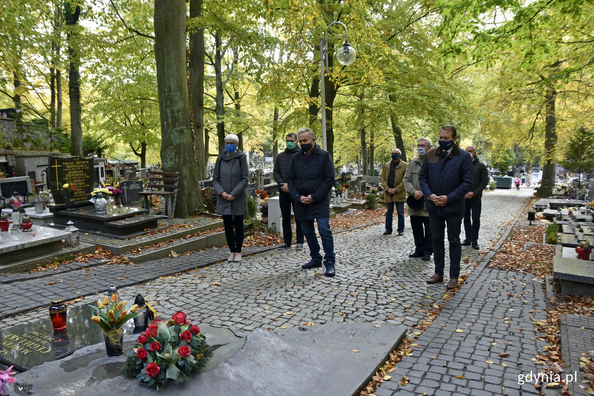 W pierwszym rzędzie od lewej: przewodnicząca Rady Miasta Joanna Zielińska, prezydent Gdyni Wojciech Szczurek, wiceprezydent Marek Łucyk, w drugim rzędzie: radni Lechosław Dzierżak i Zenon Roda oraz dyrektor Urzędu Miasta Rafał Klajnert na cmentarzu witomińskim składają kwiaty na grobie Franciszki Cegielskiej w 20. rocznicę jej śmierci // fot. Magdalena Czernek