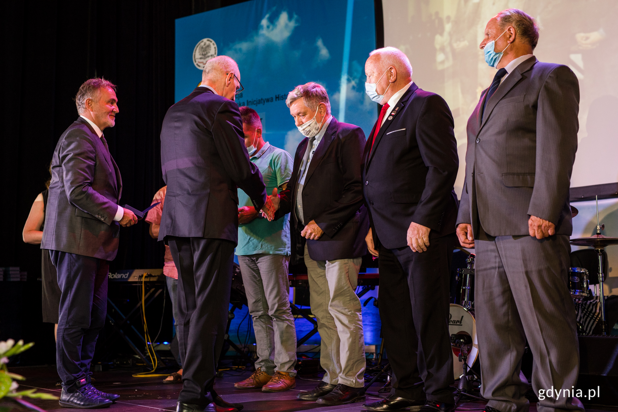 Prezydent Wojciech Szczurek i Andrzej Kołodziej, prezes Fundacji Pomorska Inicjatywa Historyczna wręczają medale podczas gali w sali ZMPG, fot. Karol Stańczak