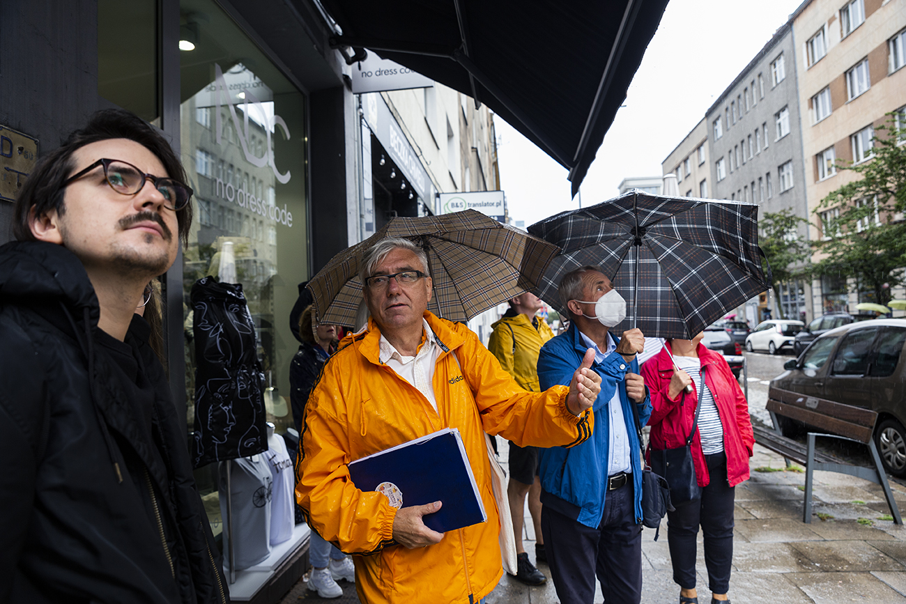 Arkadiusz Brzęczek opowiada historie gdyńskich kamienic podczas spaceru w czasie Weekendu Architektury w Gdyni. Fot. Przemysław Kozłowski