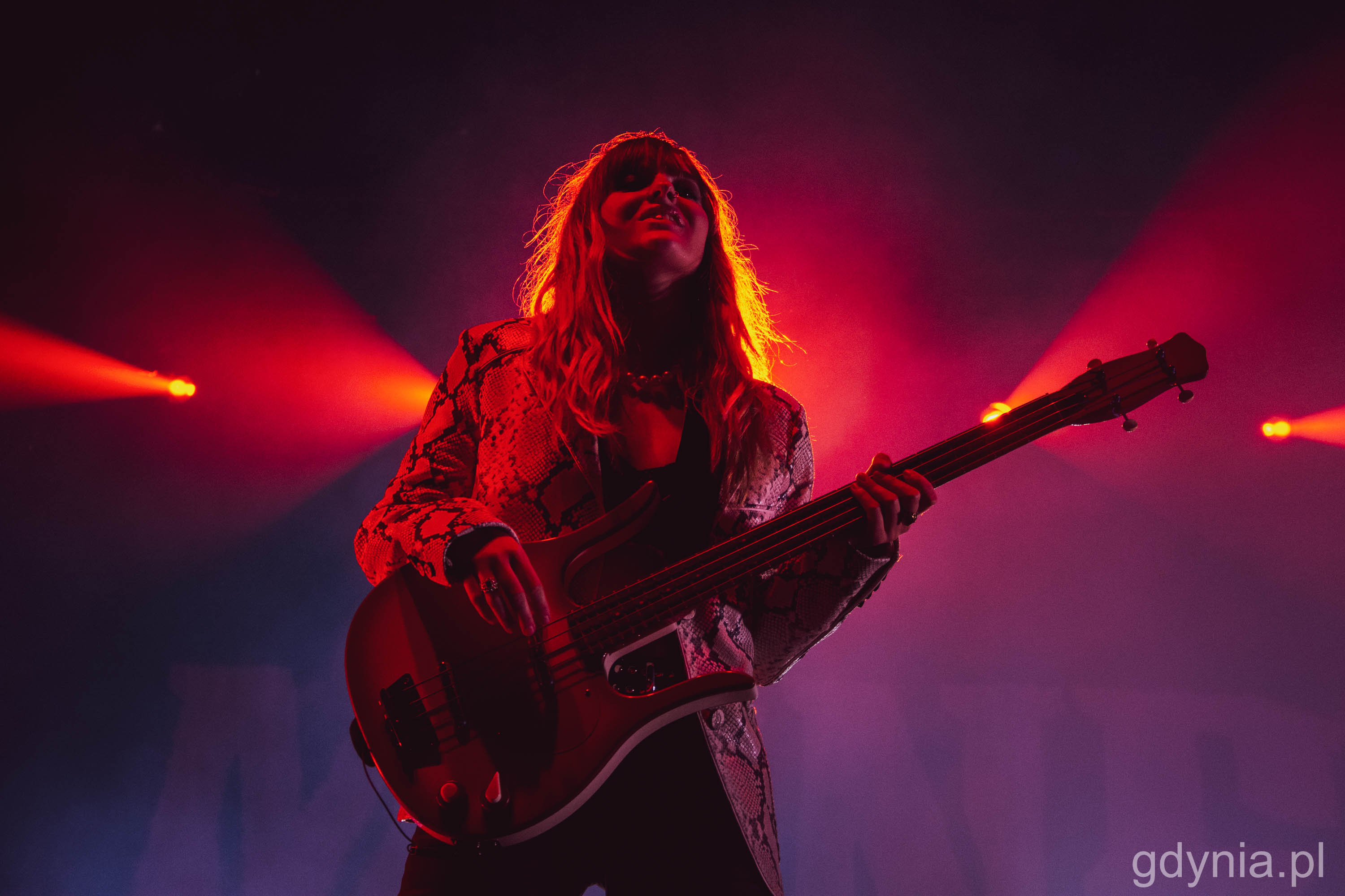 Basistka M&aring;neskin podczas koncertu w ramach Open'er Parku // fot. Paweł Kukla