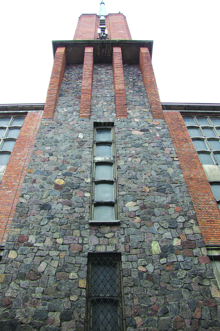 Kości&oacute;ł franciszkan&oacute;w na Wzg&oacute;rzu św. Maksymiliana &ndash; cok&oacute;ł korpusu i podstawa wieży licowane ociosanymi kamieniami narzutowymi