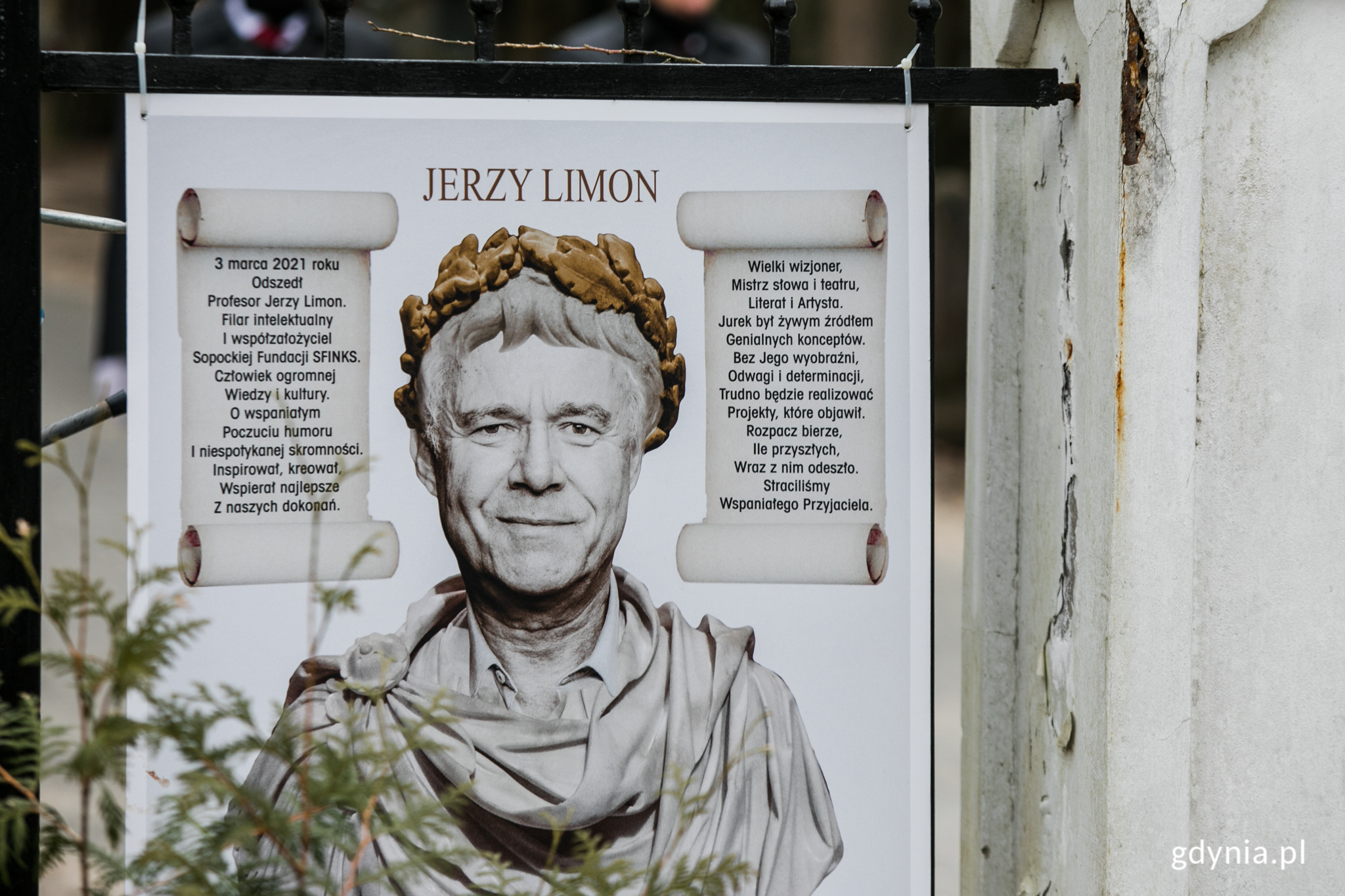 Tablica poświęcona prof. Jerzemu Limonowi - widać na nim popiersie profesora ze złotym laurem na głowie // fot. Karol Stańczak