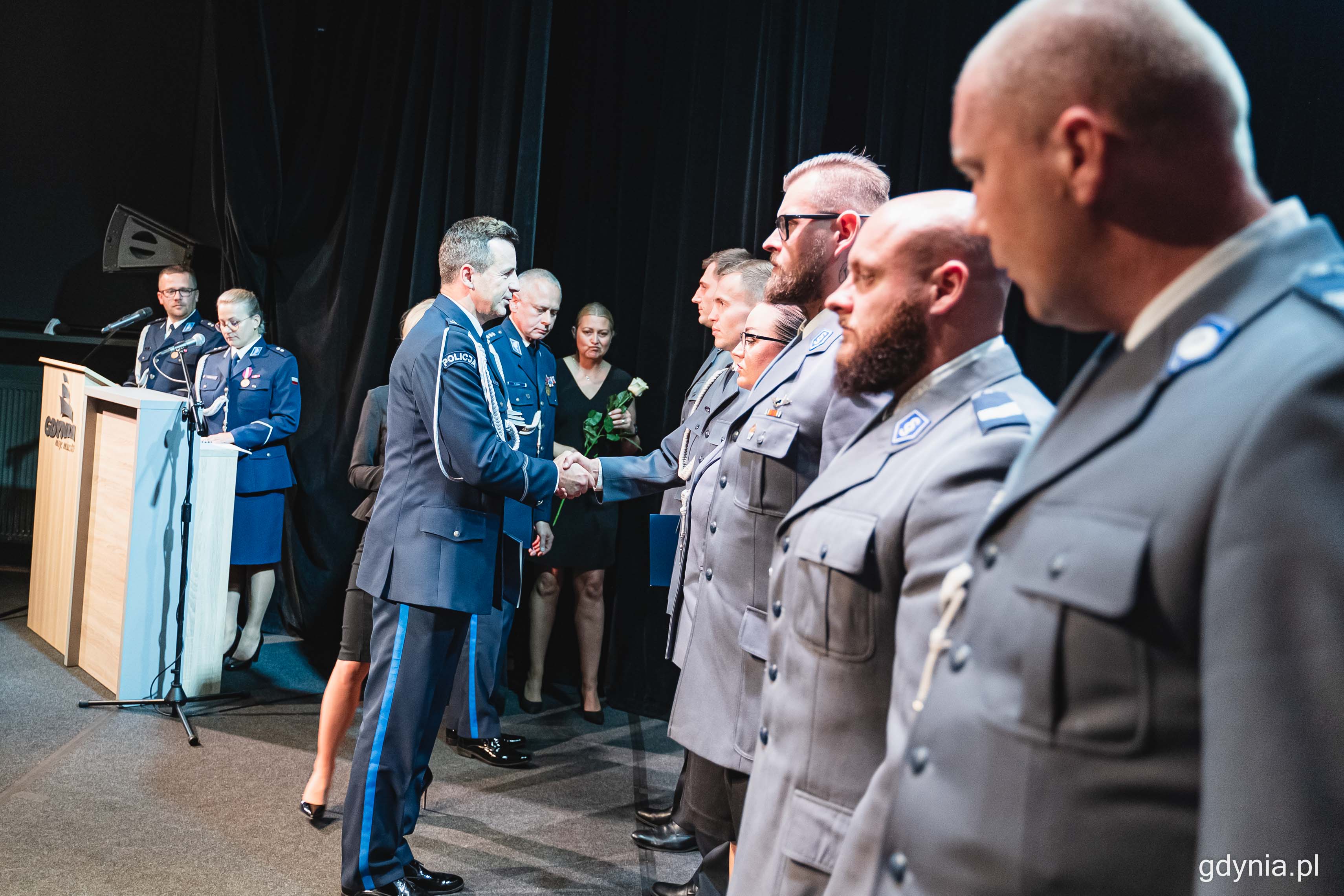 Awanse na wyższe stopnie - jeden z motywatorów do dalszej służby w policji. Awansowanym gratulował Komendant Miejski Policji z Gdyni, insp. Sławomir Pachura (na zdjęciu z lewej), fot. Kamil Złoch