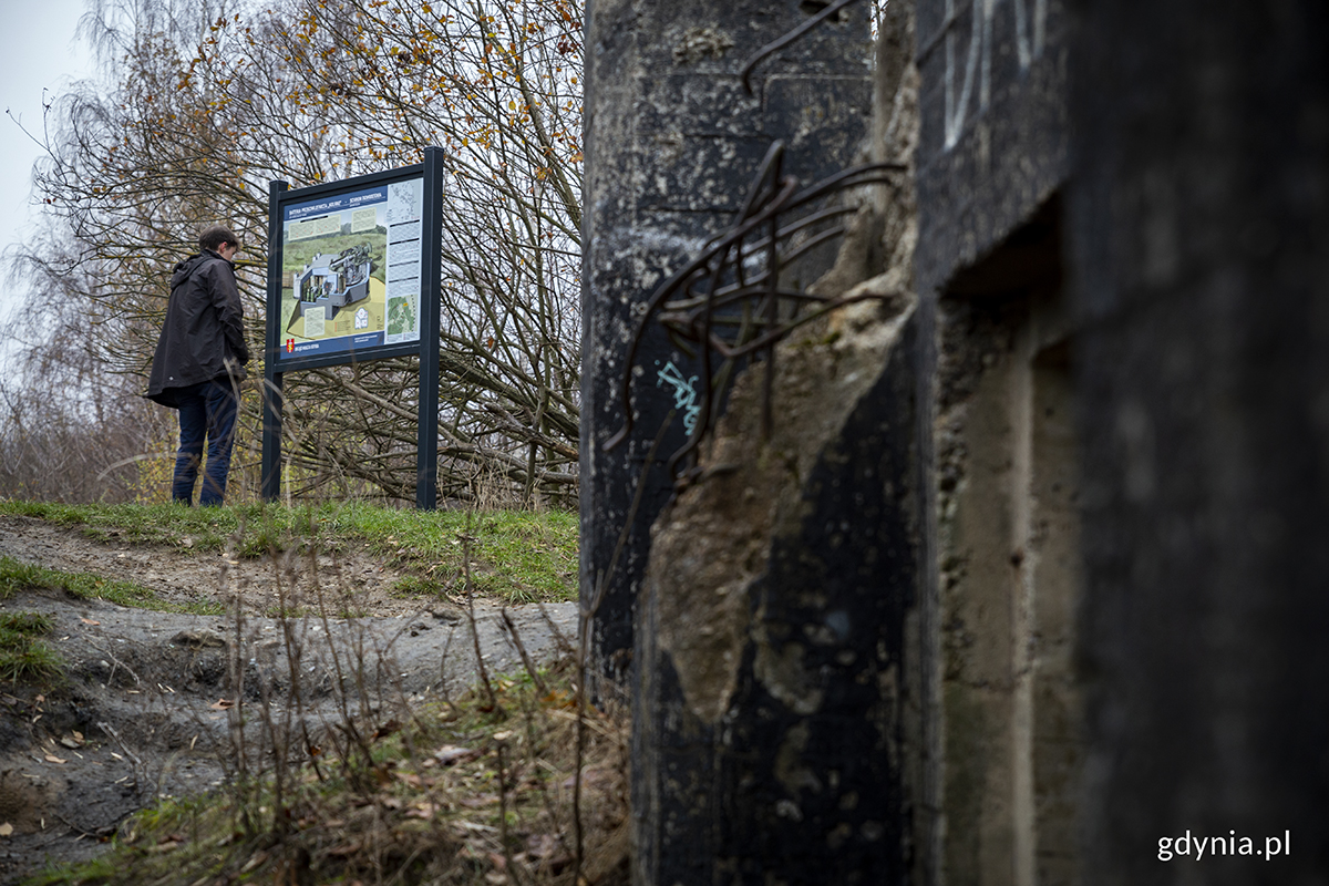 Tablica w Orłowie przy schronie dowodzenia baterii przeciwlotniczej &bdquo;Kolibki&rdquo;. Fot. Przemysław Kozłowski