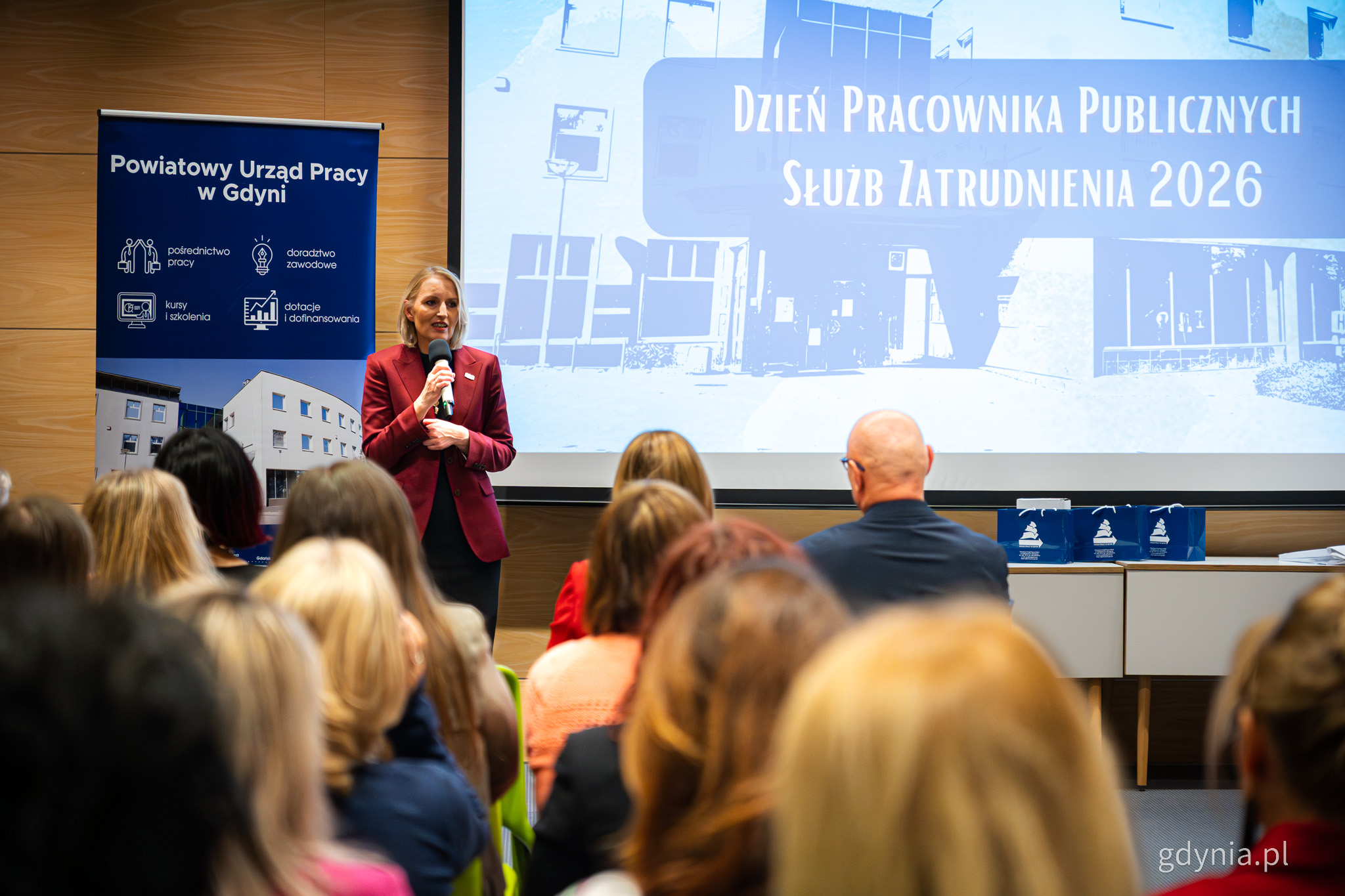 Sala konferencyjna, ludzie na miejsach siedzących, przemawia Jolanta Kluze