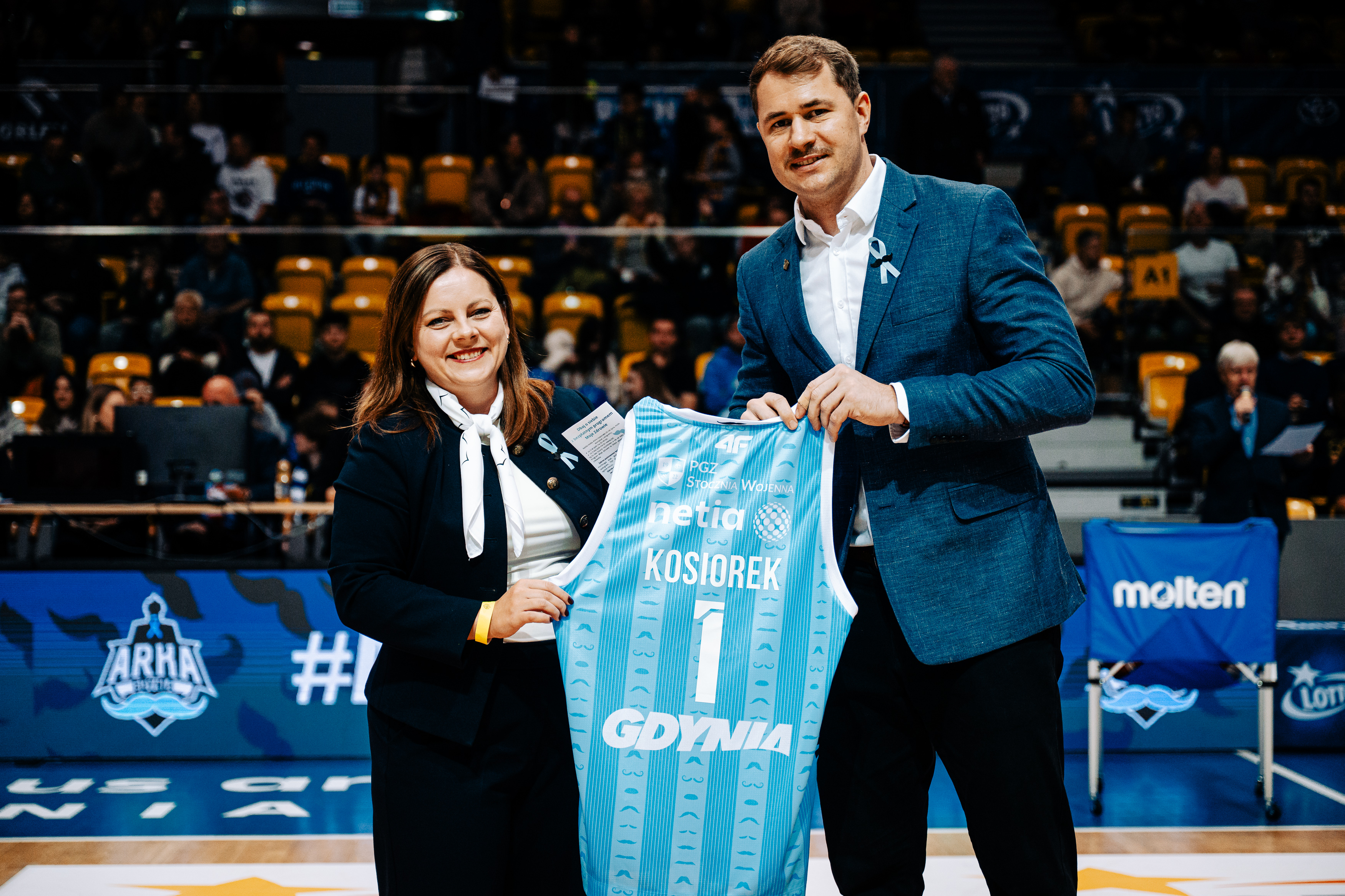 prezes klubu AMW Arka Bartłomiej Wołoszyn wręcza prezydent Aleksandrze Kosiorek specjalną koszulkę z jej nazwiskiem