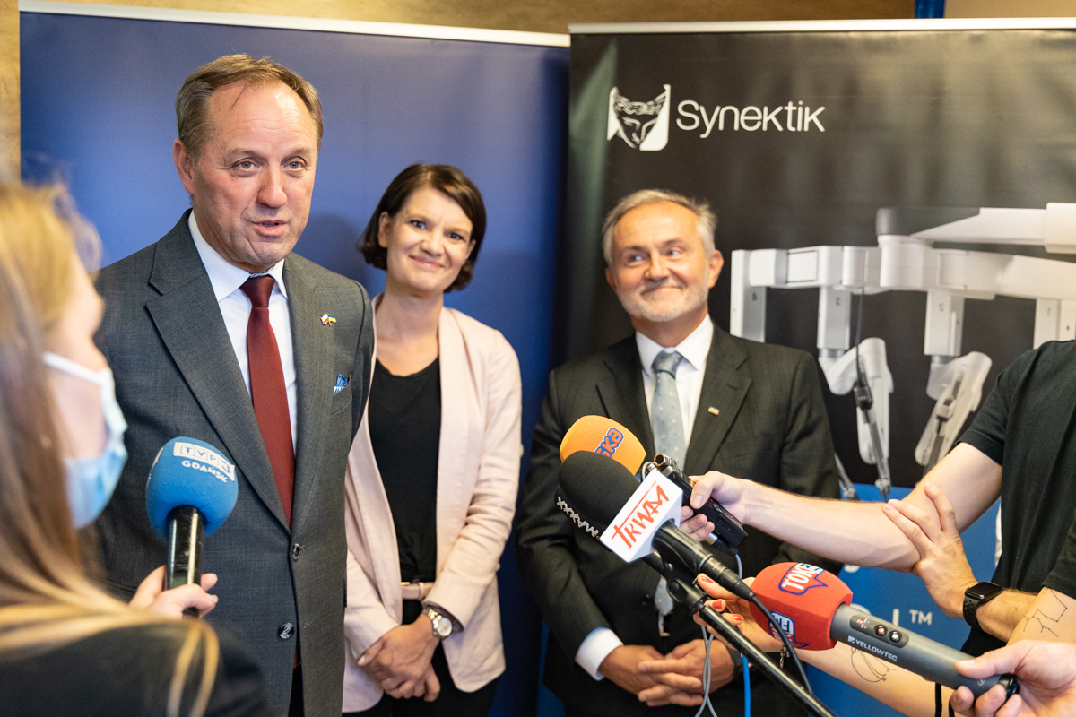 Otwarcie Centrum Robotycznego w Szpitalu Morskim im. PCK. Przemawia marszałek wojew&oacute;dztwa pomorskiego, Mieczysław Struk, w środku prezydent Gdyni Wojciech Szczurek i wiceprezydent Gdyni Katarzyna Gruszecka-Spychała, fot. Piotr Manasterski / Szpitale Pomorskie