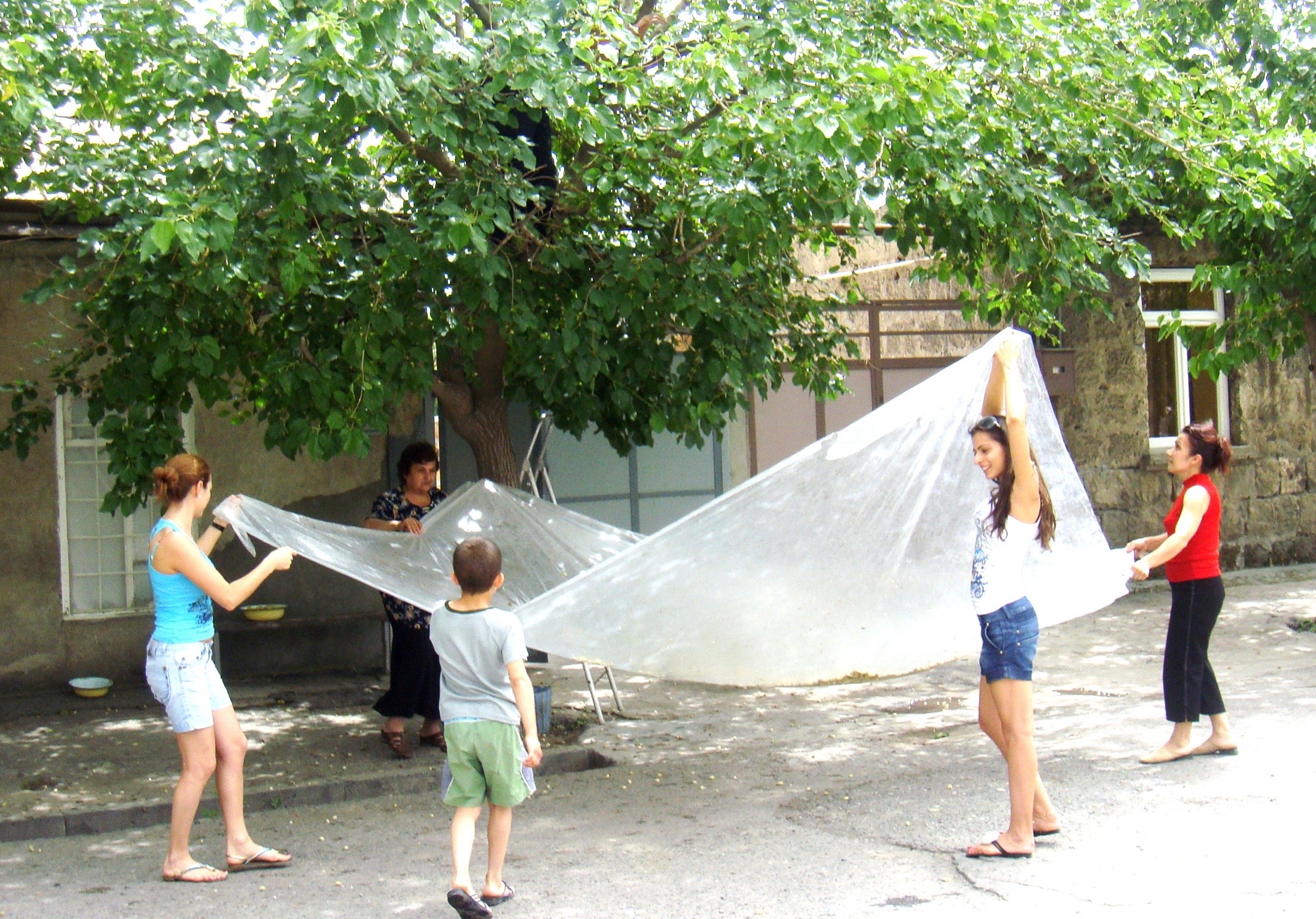 Na wakacjach u rodziny w Armenii. Diana z kuzynkami zbiera morwy. Źr&oacute;dło: archiwum prywatne